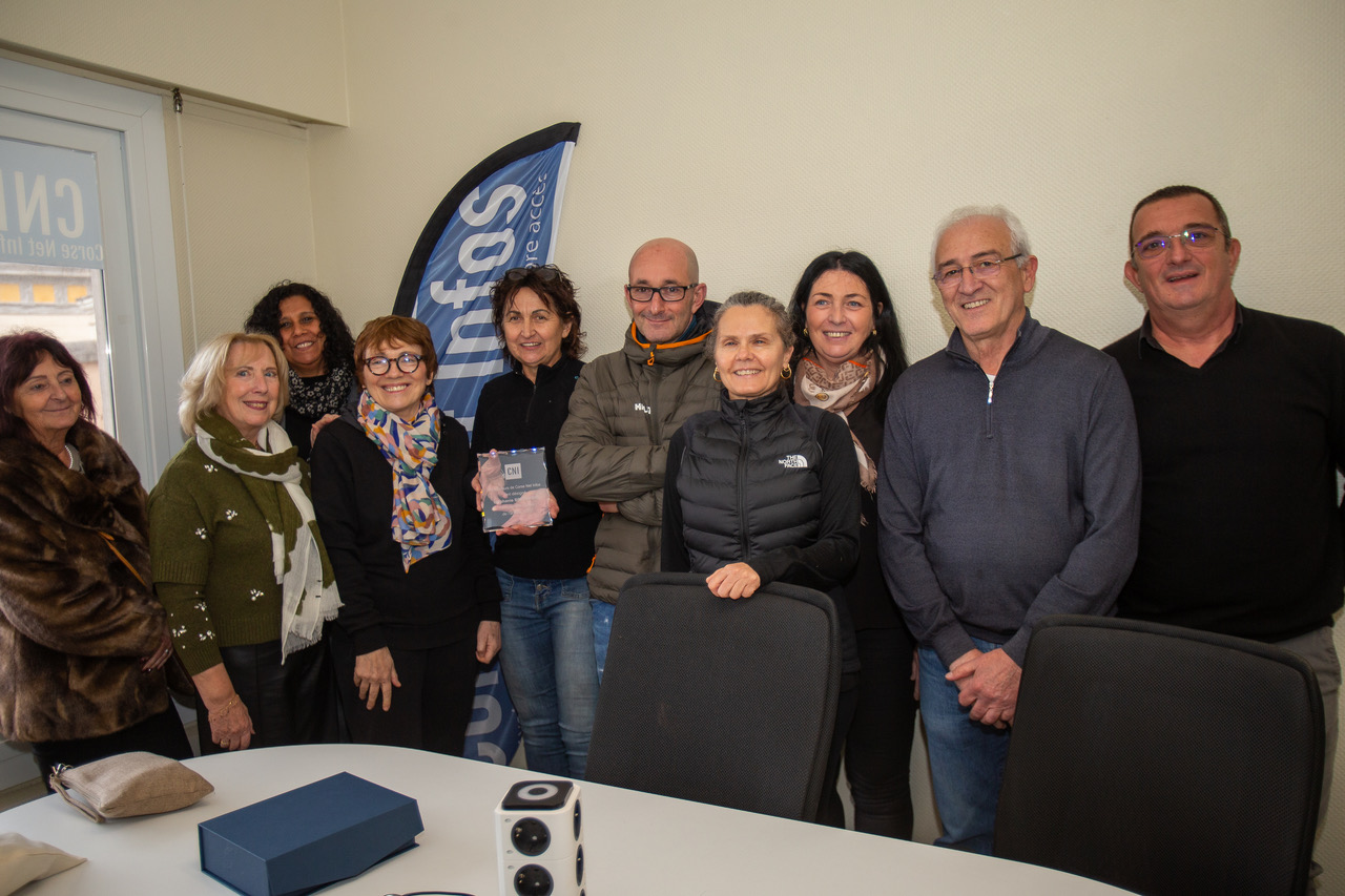 Stéphanie Simonpieri distinguée en compagnie de tous ceux qui l'ont secondée lors de sa traversée du GR 20(Photos Gérard Baldocchi)