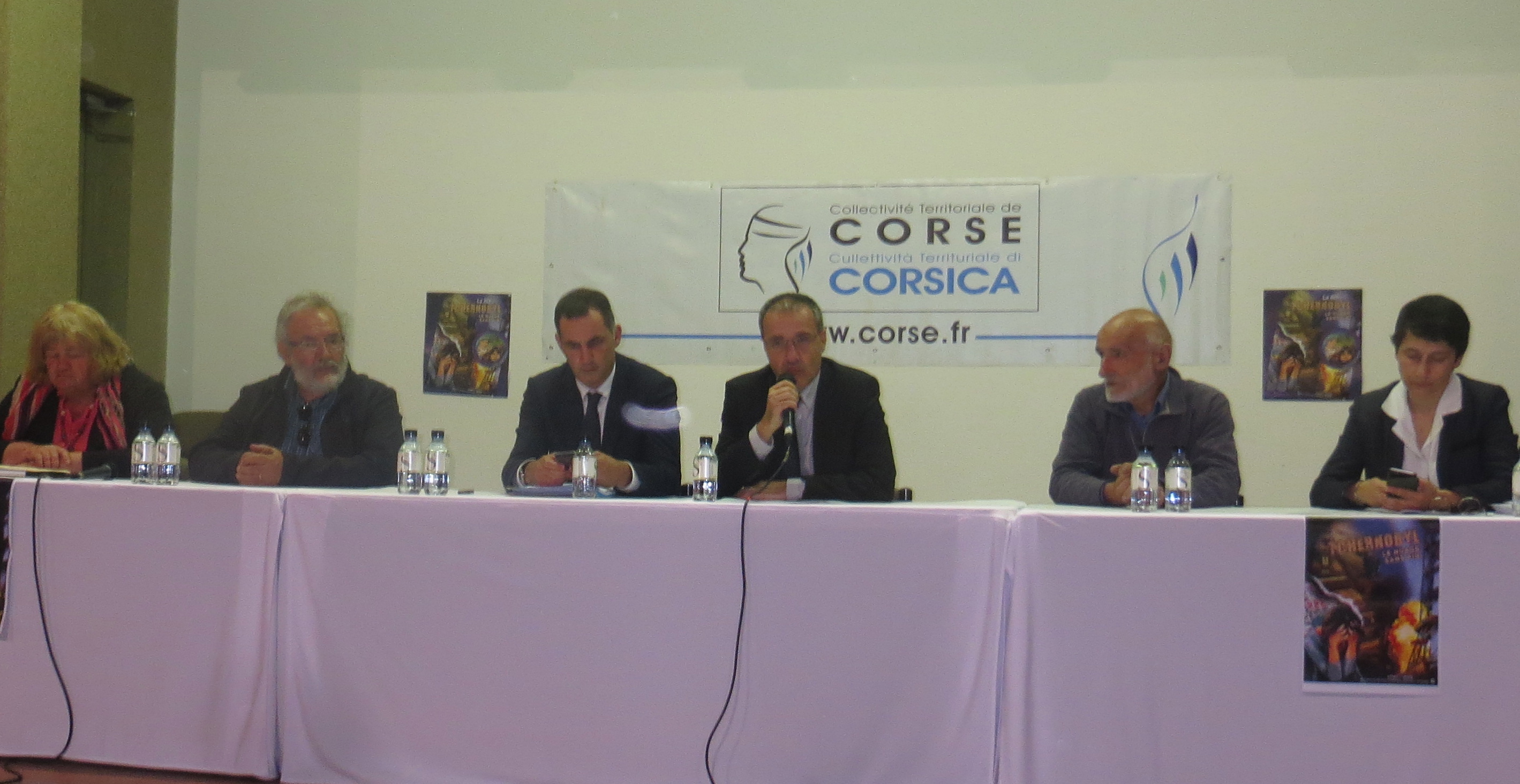Gilles Simeoni, président de l’Exécutif territorial et Jean-Guy Talamoni, président de l’Assemblée de Corse, entourés de Chantal Lhoir, co-présidente de l’Association française des malades de la thyroïde, de Denis Fauconnier, médecin en Balagne en 1986, de Roland Desbordes, porte-parole de la Commission de recherche et d’information indépendantes sur la radioactivité (CRIIRAD) et de Fabienne Giovannini, conseillère exécutive, ancienne présidente de l’Observatoire régional de la santé (2010-2015), membre de la Commission Tchernobyl (2011-2015).