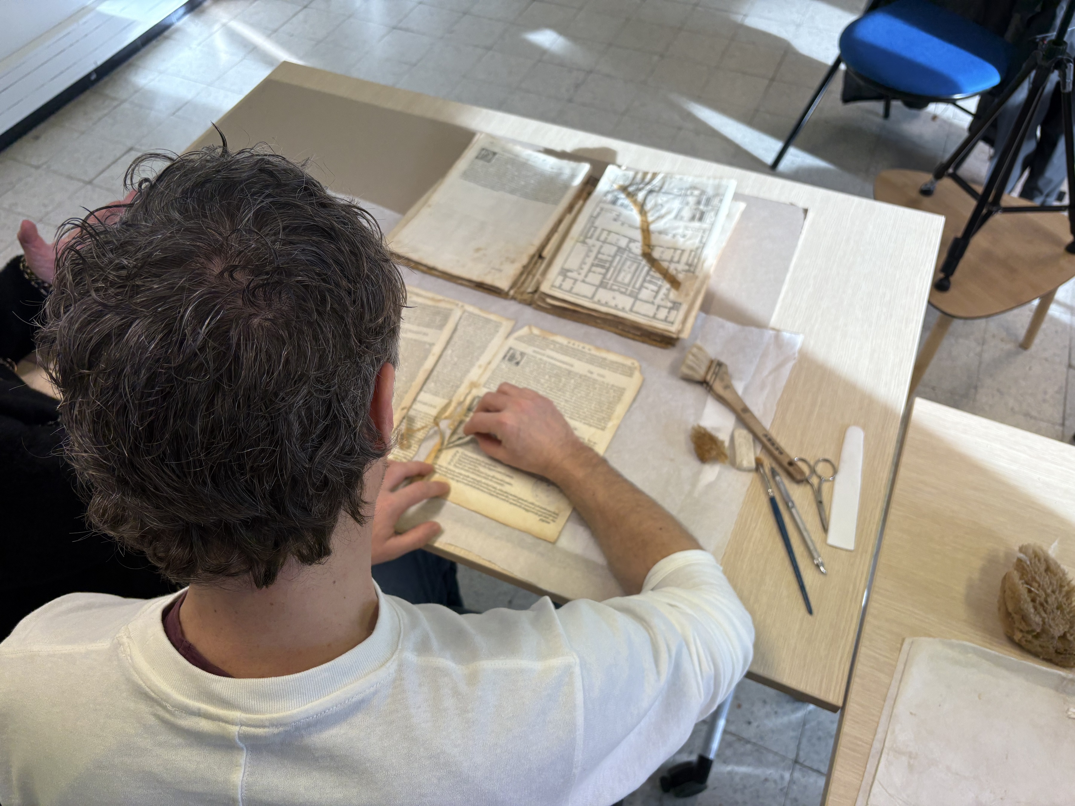 Simone Martini en plein travail de restauration.