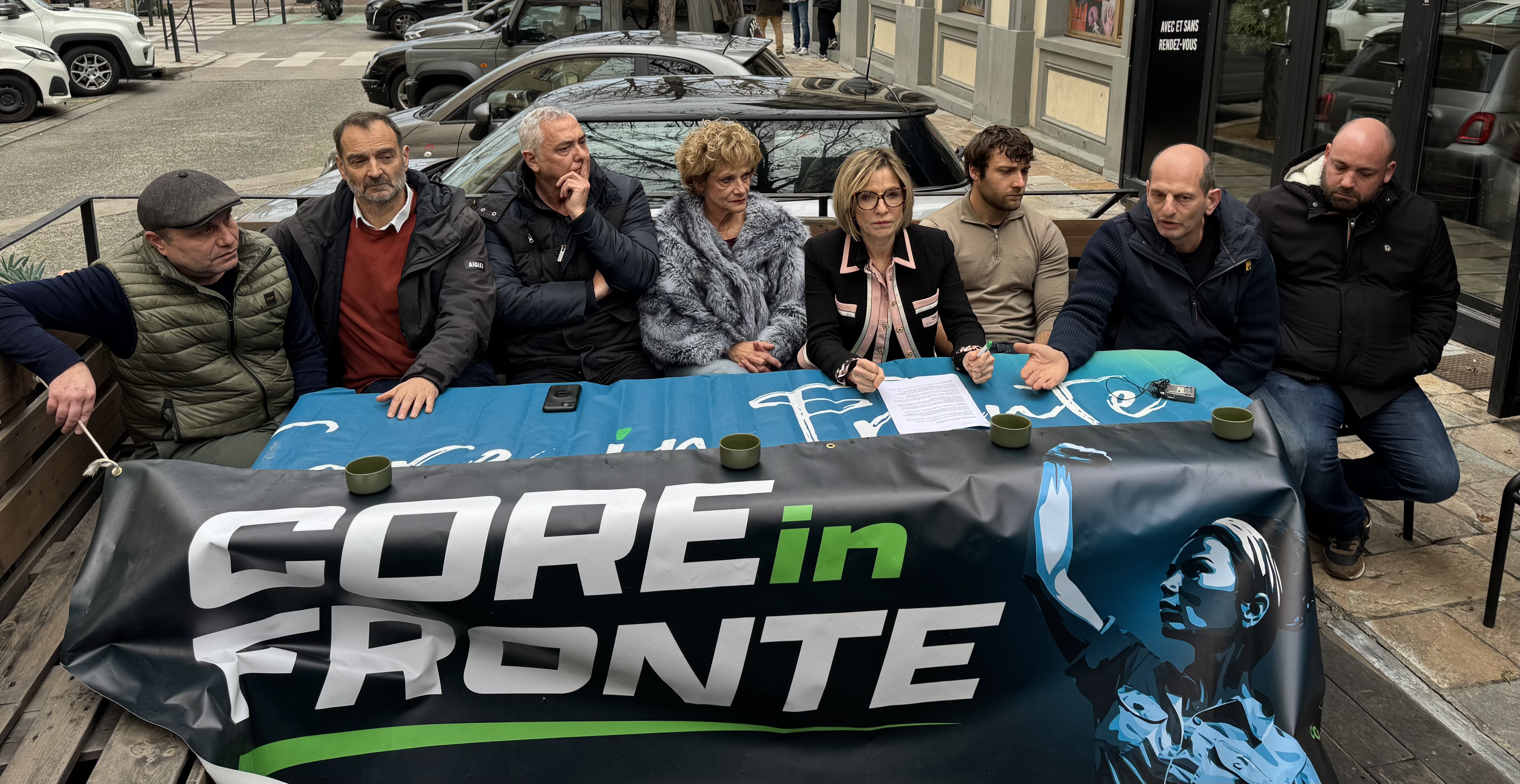 Hélène Beretti, entourée de militants de Core In Fronte, annonce l'alliance avec la liste nationaliste menée par Gilles Simeoni à Bastia.