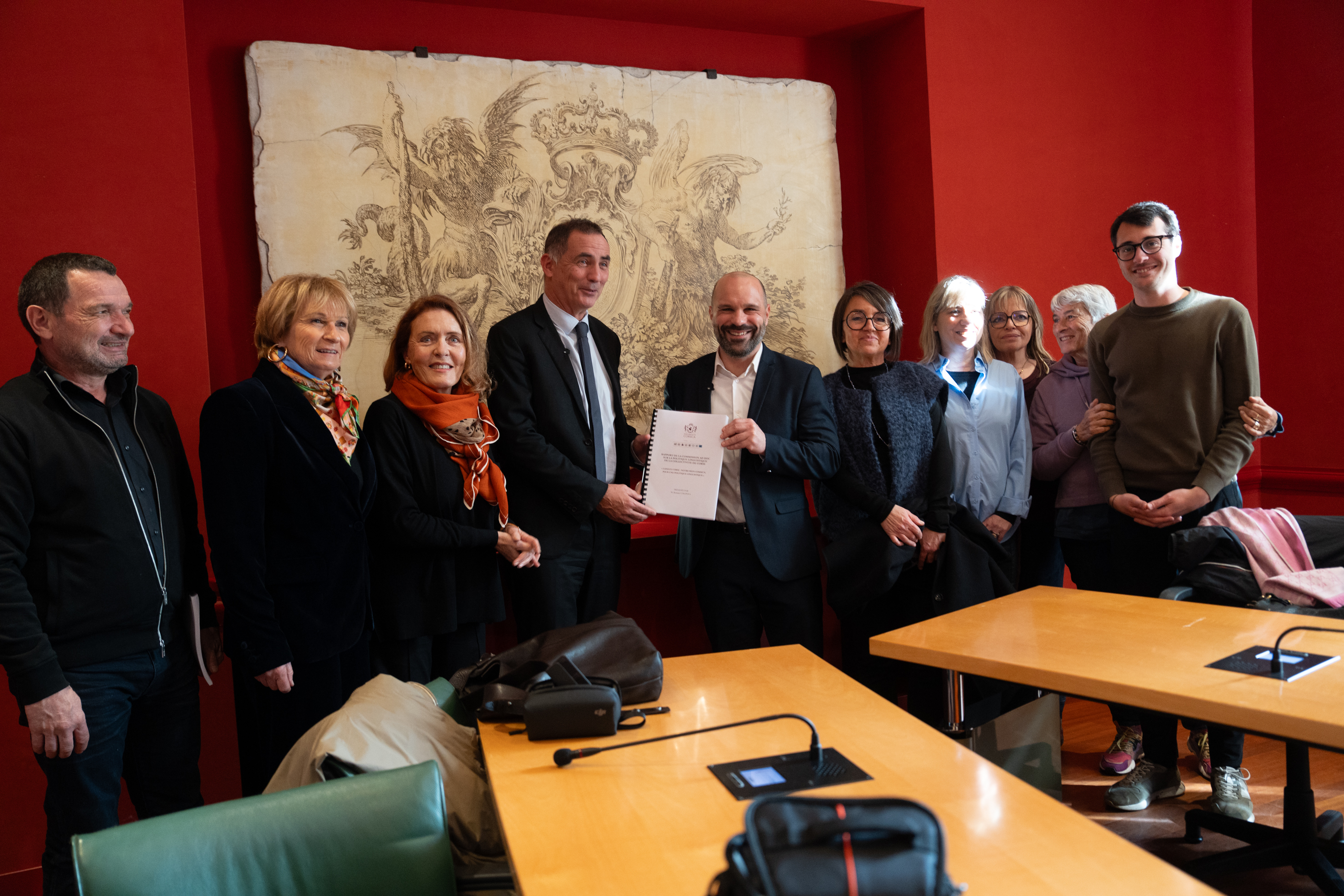 En amont de la session de l'Assemblée de Corse, mercredi, le président de la commission ad hoc, Romain Colonna, avait officiellement remis le rapport à Gilles Simeoni (Photo : Paule Santoni)
