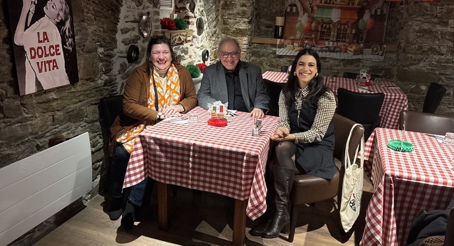 Valentine Levy, agent exclusif du film, Oreste Saccheli, animateur du festival et Ester Pantano au Palais des Glaces de Bastia transformé en restaurant italien durant ce festival