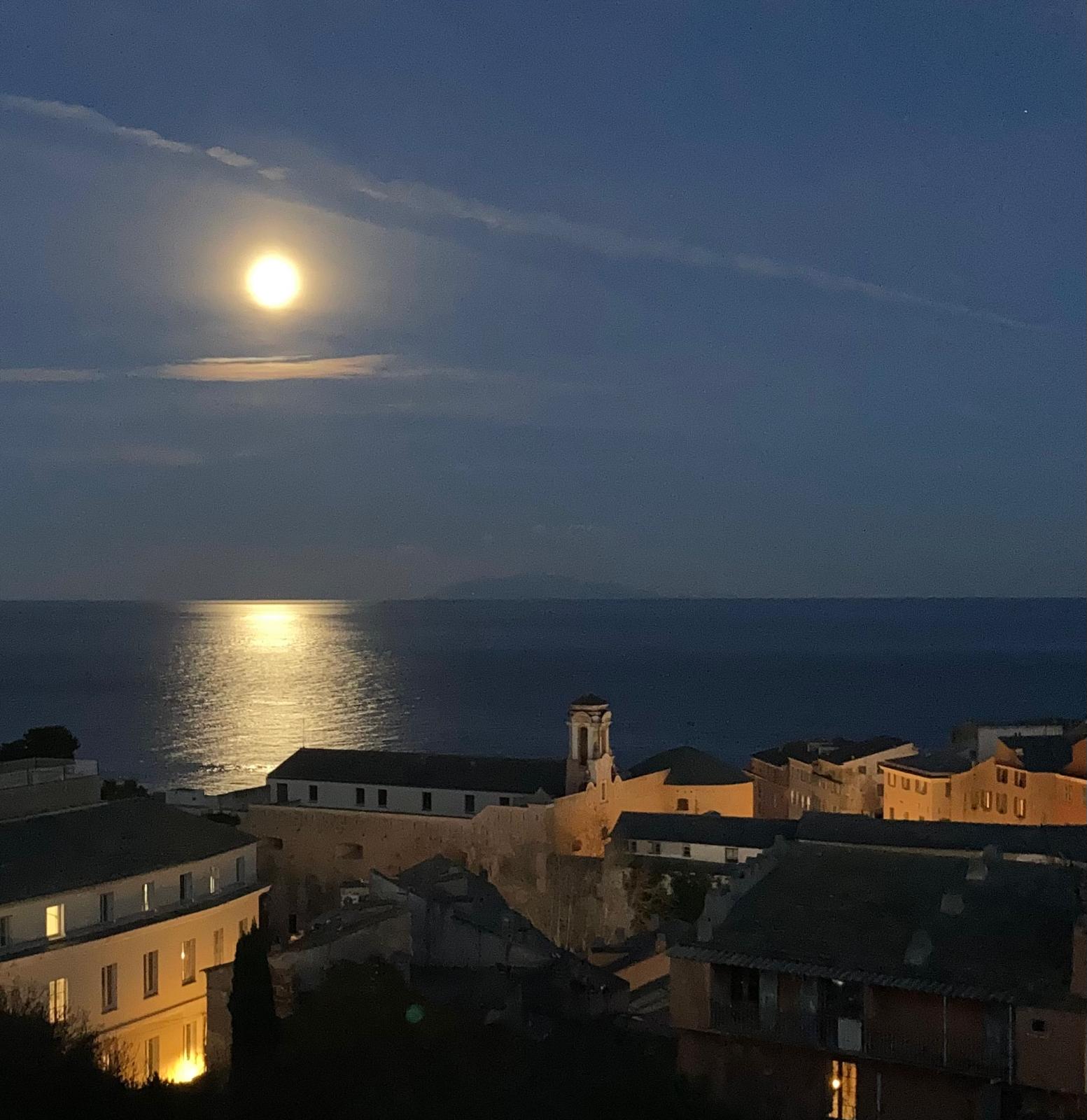 A màghjina - A luna di a neve sopra Bastia