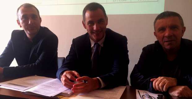 Gilles Simeoni, Président du conseil exécutif de Corse, entouré de Jean-Christophe Angelini, Président de l’ADEC et de François Sargentini, Président de l’ODARC, à l’assemblée générale de l'association au Palazzu Naziunale à Corti.