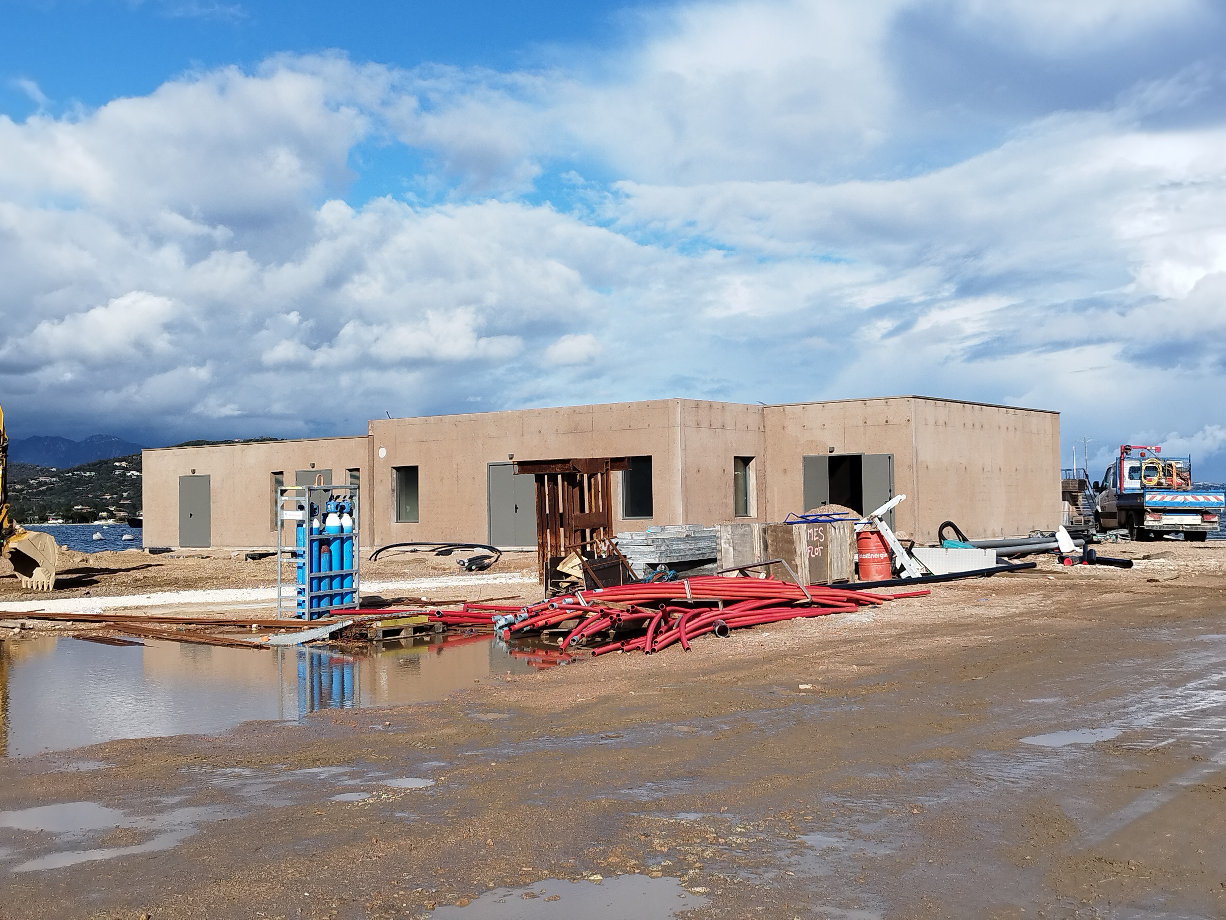Le premier bâtiment à avoir été construit est la centrale d'aspiration des eaux noires et grises des plaisanciers.