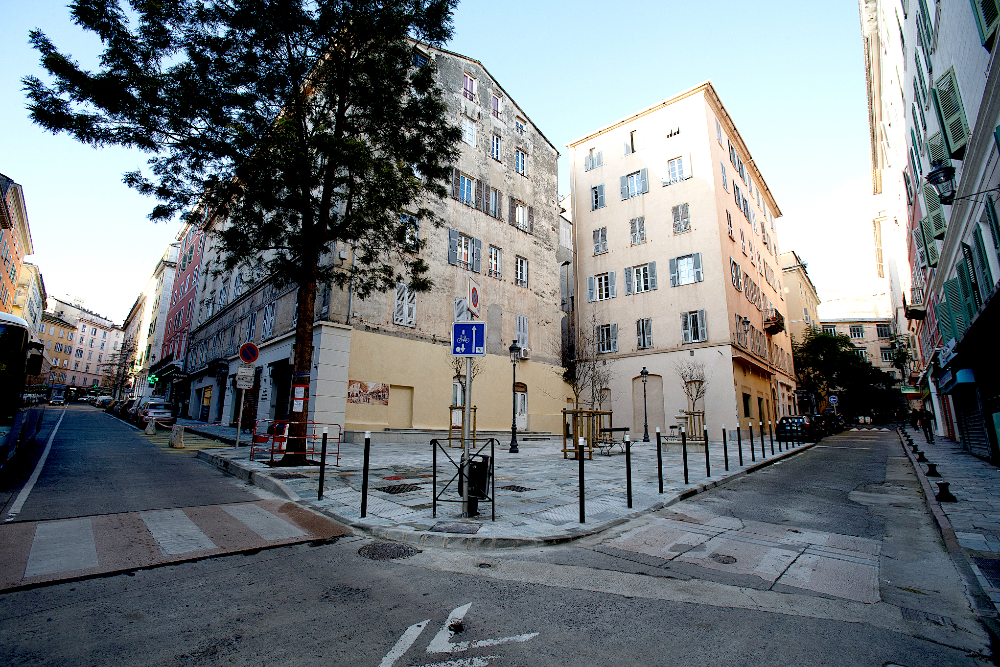 L’ancien « Café Riche » à Bastia a laissé place à une petite place ouverte au public