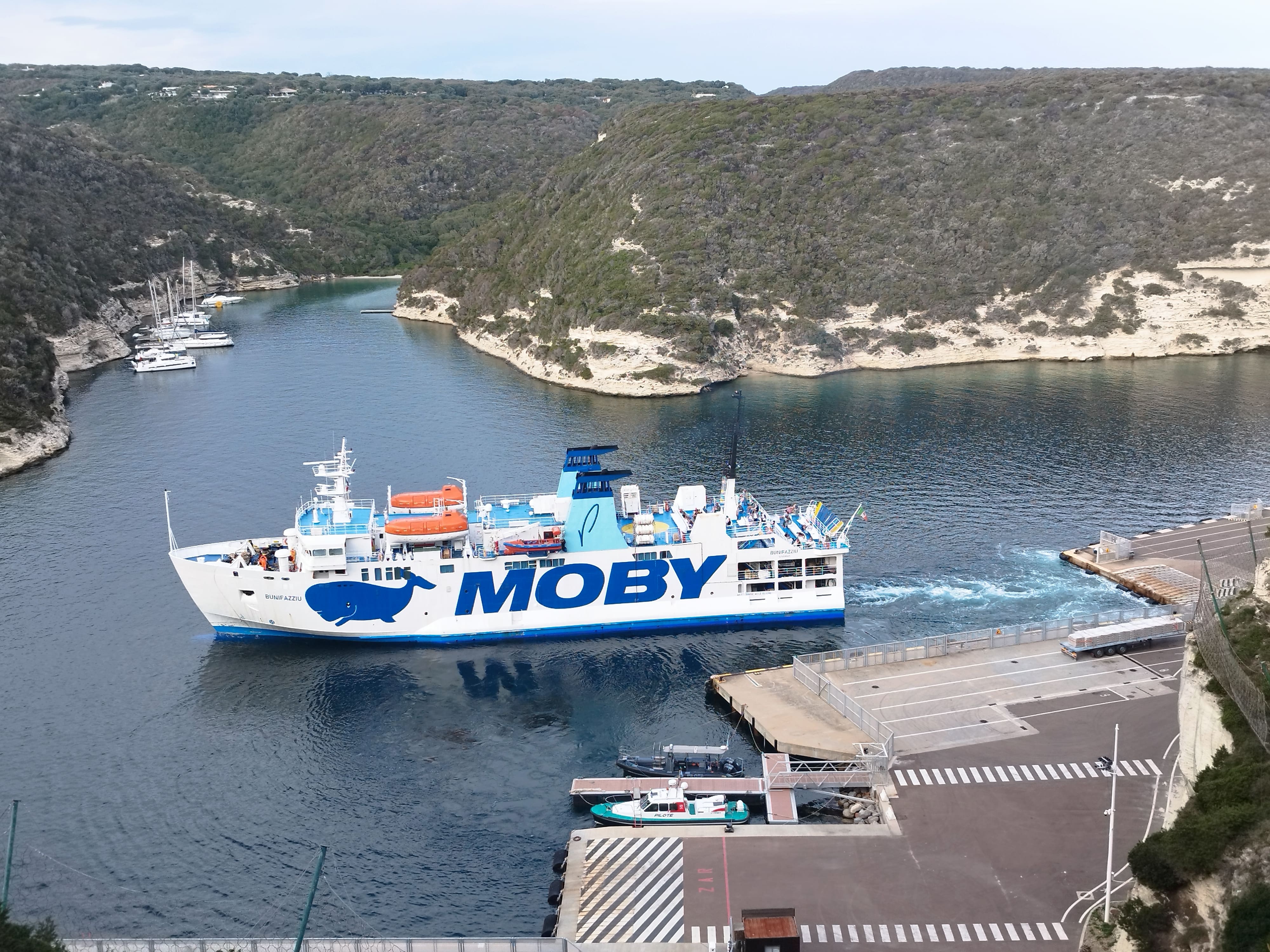 Dépuis début septembre, c'est le "Bunifazziu" qui a été désigné par la Moby pour assurer la traversée Bonifacio - Santa Teresa, à la suite du "Giraglia".  Mais c'est bien ce dernier qui va faire son retour, le temps pour le "Bunifazziu" de passer par la case travaux en Italie.