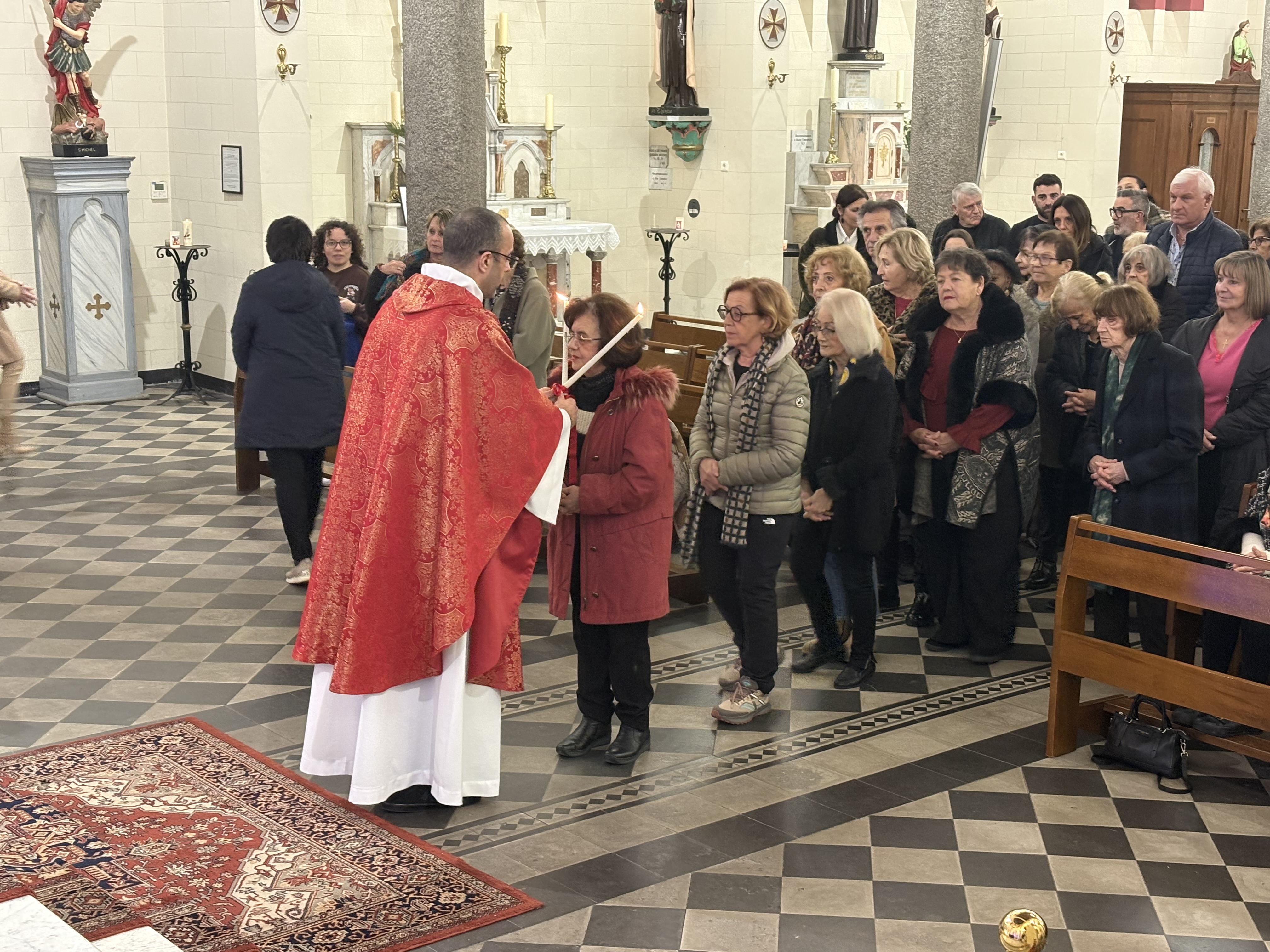 Tradition respectée à ND de Lourdes ce mardi 3 février : La bénédiction des gorges.
