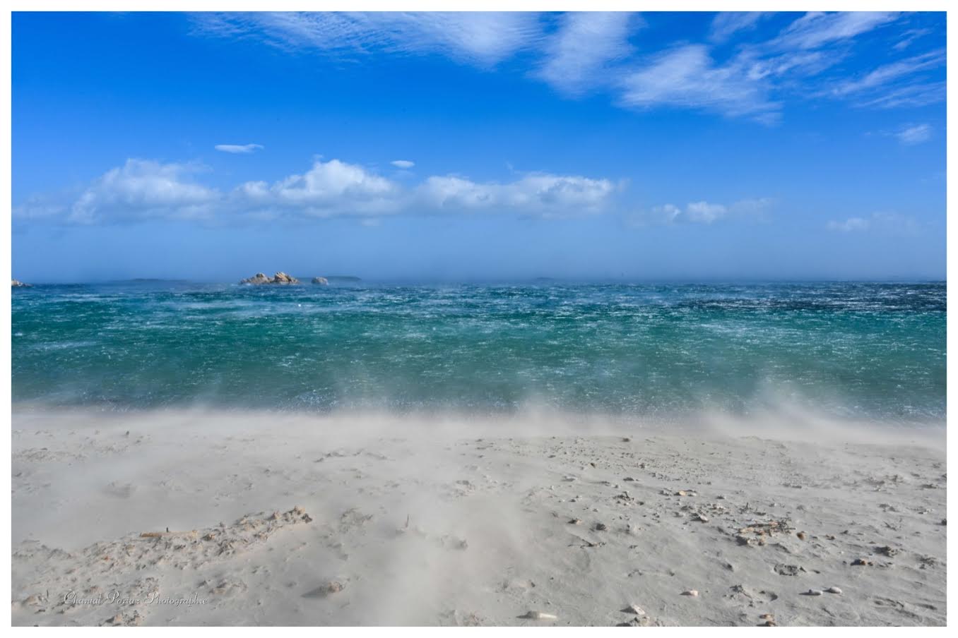 Rafales de vent impressionnantes à Portivechju, mais sous un beau soleil… (Chantal Portaz Biancarelli - @Chantal Portaz Photographie)