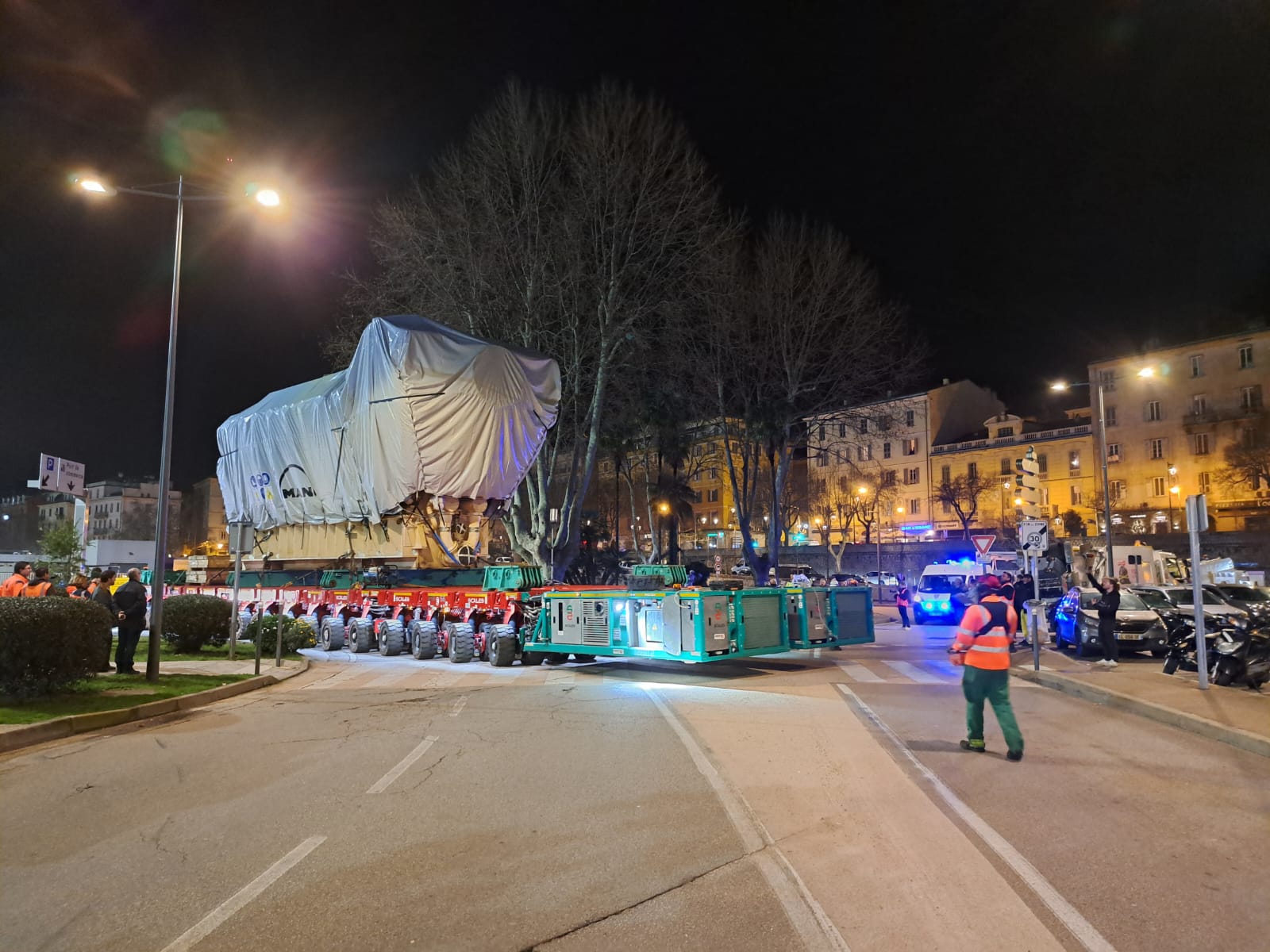 Le premier convoi transportant l'un des moteurs de la future centrale est parti du port d'Ajaccio ce mercredi soir