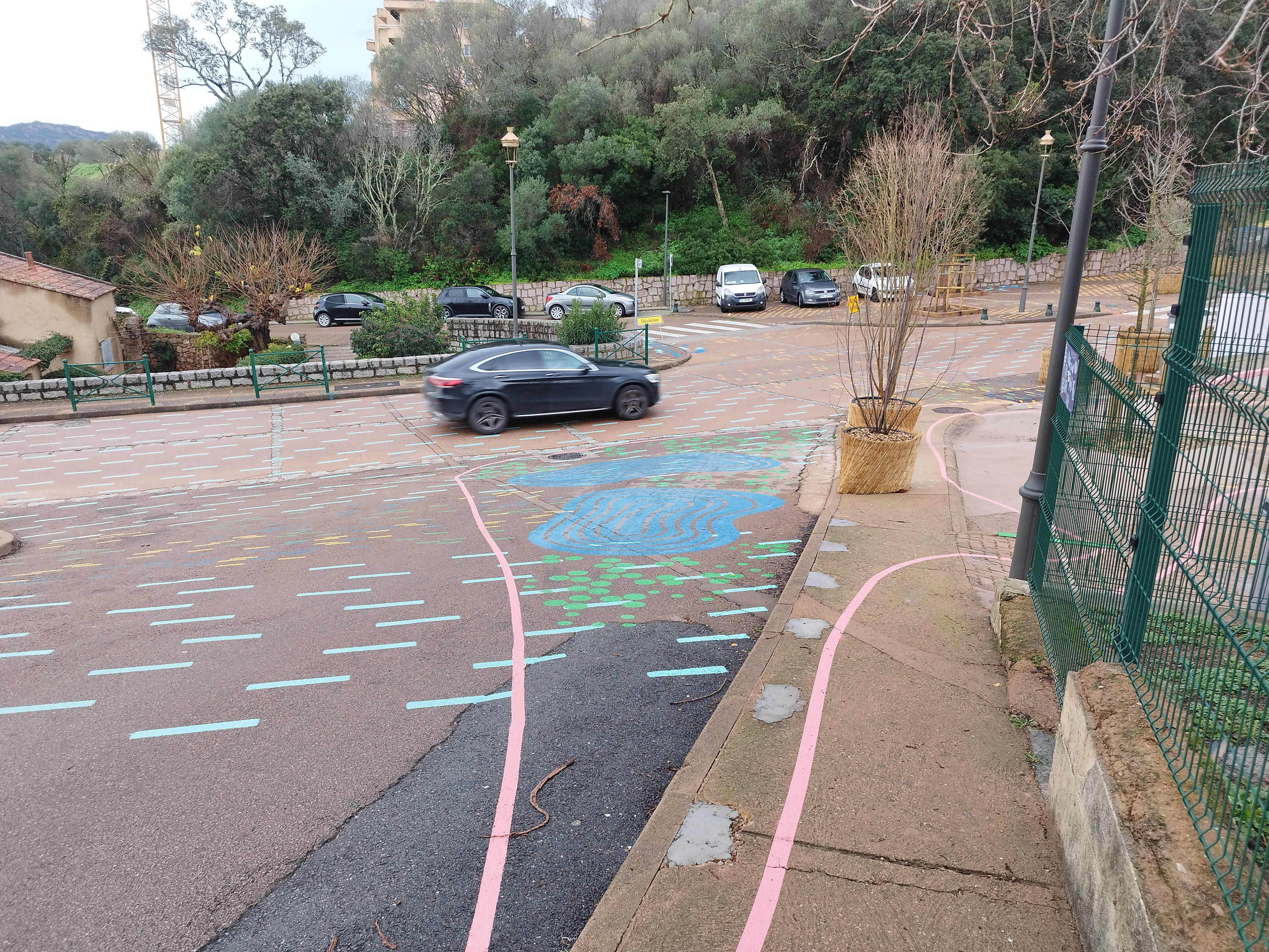 Cette signalétique colorée a été mise en place il y a quelques jours aux abords de ce secteur scolaire porto-vecchiais, en vue d'inciter les automobilistes à ralentir.