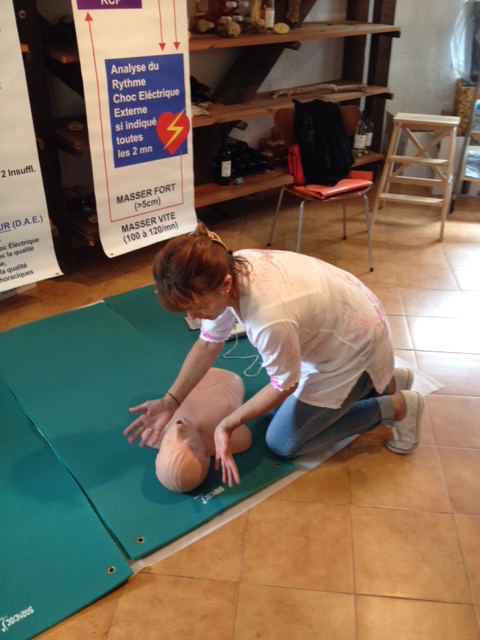 Lucienne Dintrans du GEPI à la Pépinière du Fiumalto (Taglio Isolaccio) montrant les gestes de premiers secours aux clients présents ...