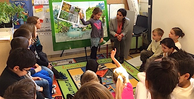 Céline Pietrera explique la forêt aux élèves de CP de l'école de Casamozza