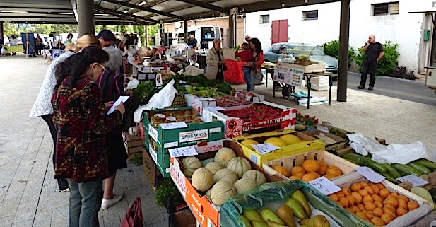 Fruits et légumes frais pour le plaisir de consommateurs avertis.
