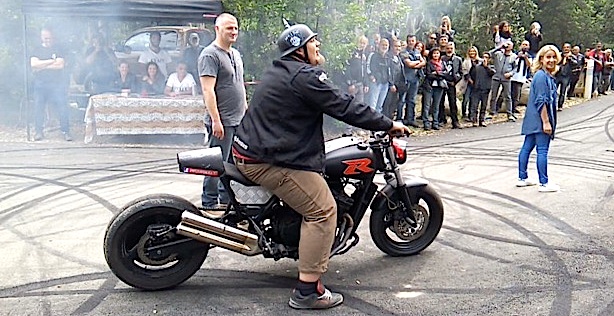 Fat Gregg dans ses œuvres "fumantes"