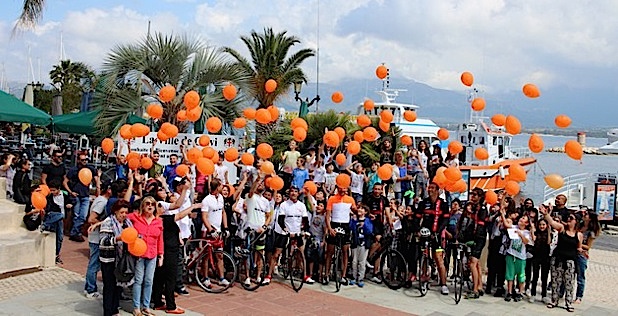 Lâcher de ballons dans le ciel de Calvi pour Julien et Xavier qui courent pour la Marie-Do