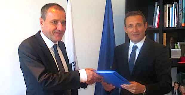 Le bâtonnier Me Jean Sébastien De Casalta remet le rapport des Arrêtés Miot au président de l'Assemblée de Corse, Jean-Guy Talamoni.