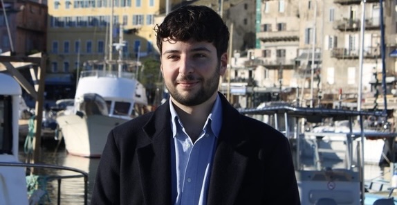 Sacha Bastelica, candidat aux élections municipales des 15 et 22 mars à Bastia avec la liste « Una via per Bastia – Via citadina », soutenue par Ecologia Sulidaria, Europe Écologie-Les Verts, Inseme à Manca, Ghjuventù di Manca et le Parti animaliste.