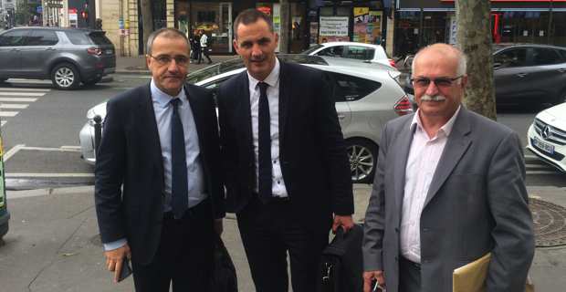 Jean-Guy Talamoni, président de l'Assemblée de Corse, Gilles Simeoni, président du Conseil exécutif de la Collectivité territoriale de Corse, et Jean Biancucci, président du groupe Femu a Corsica, à la sortie de la réunion qui s'est tenue au ministère de l'Aménagement du territoire, de la ruralité et des collectivités territoriales, à Paris.