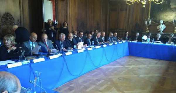 Les élus de droite présents à la réunion à Paris : les députés Camille de Rocca Serra et Sauveur Gandolfi-Scheit, le sénateur de Corse du Sud Jean-Jacques Panunzi, Jean-Jacques Ferrara qui représentait le député-maire d’Ajaccio Laurent Marcangeli, le président du Conseil départemental de Corse du Sud Pierre-Jean Luciani, le conseiller départemental et président des Républicains de Corse du Sud Marcel Francisci, la présidente de l’Association des maires de Corse du Sud Joselyne Fazi, le conseiller territorial Jean-Martin Mondoloni qui représentait José Rossi, la conseillère départementale de Haute-Corse Charlotte Terrighi qui représentait Jean Dominici, et la conseillère municipale de Porto-Vecchio Janine Ciabrini.