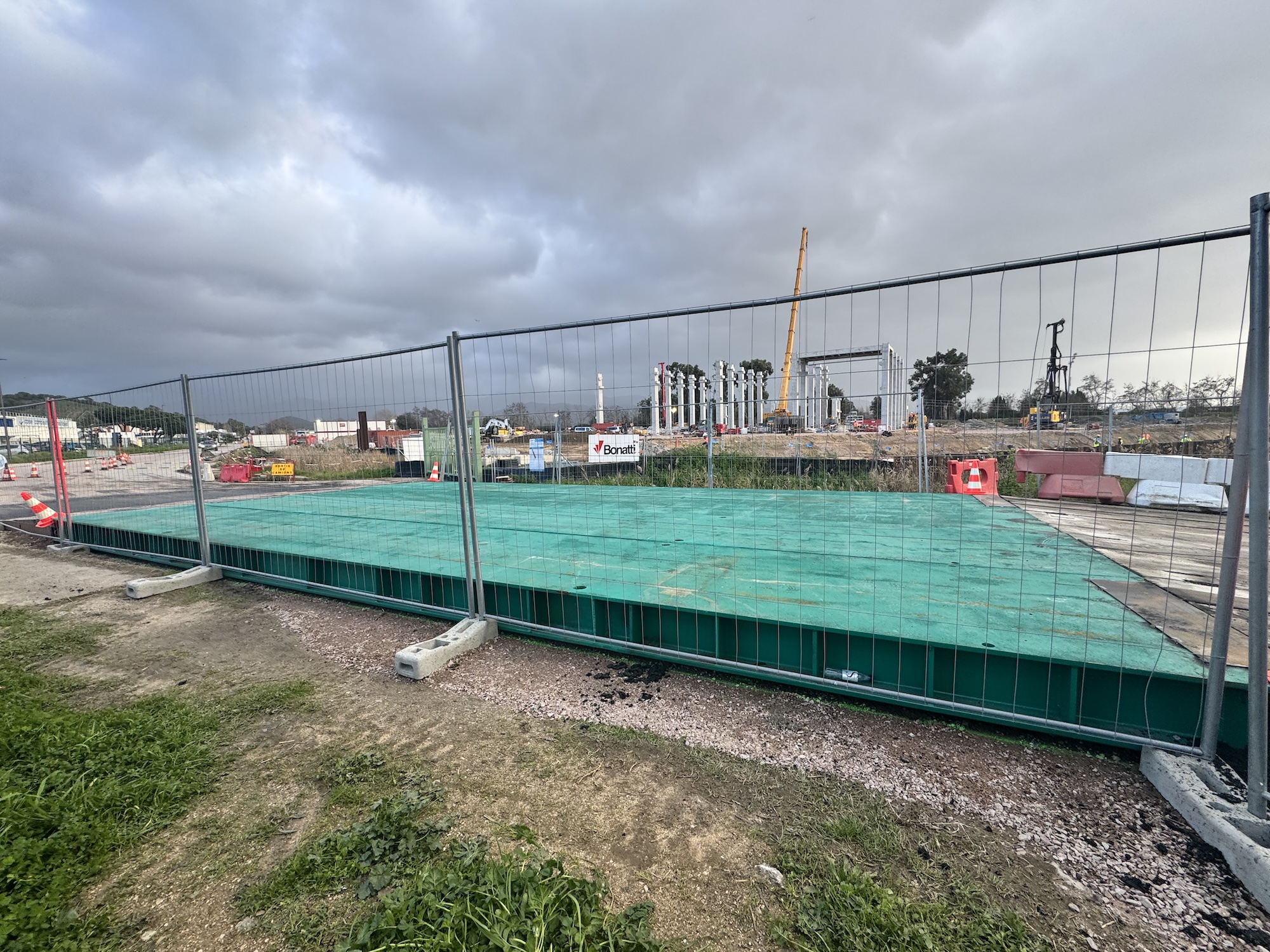 Un sur pont avait été mis en place pour permettre le transport exceptionnel des moteurs de la centrale du Vazzio.