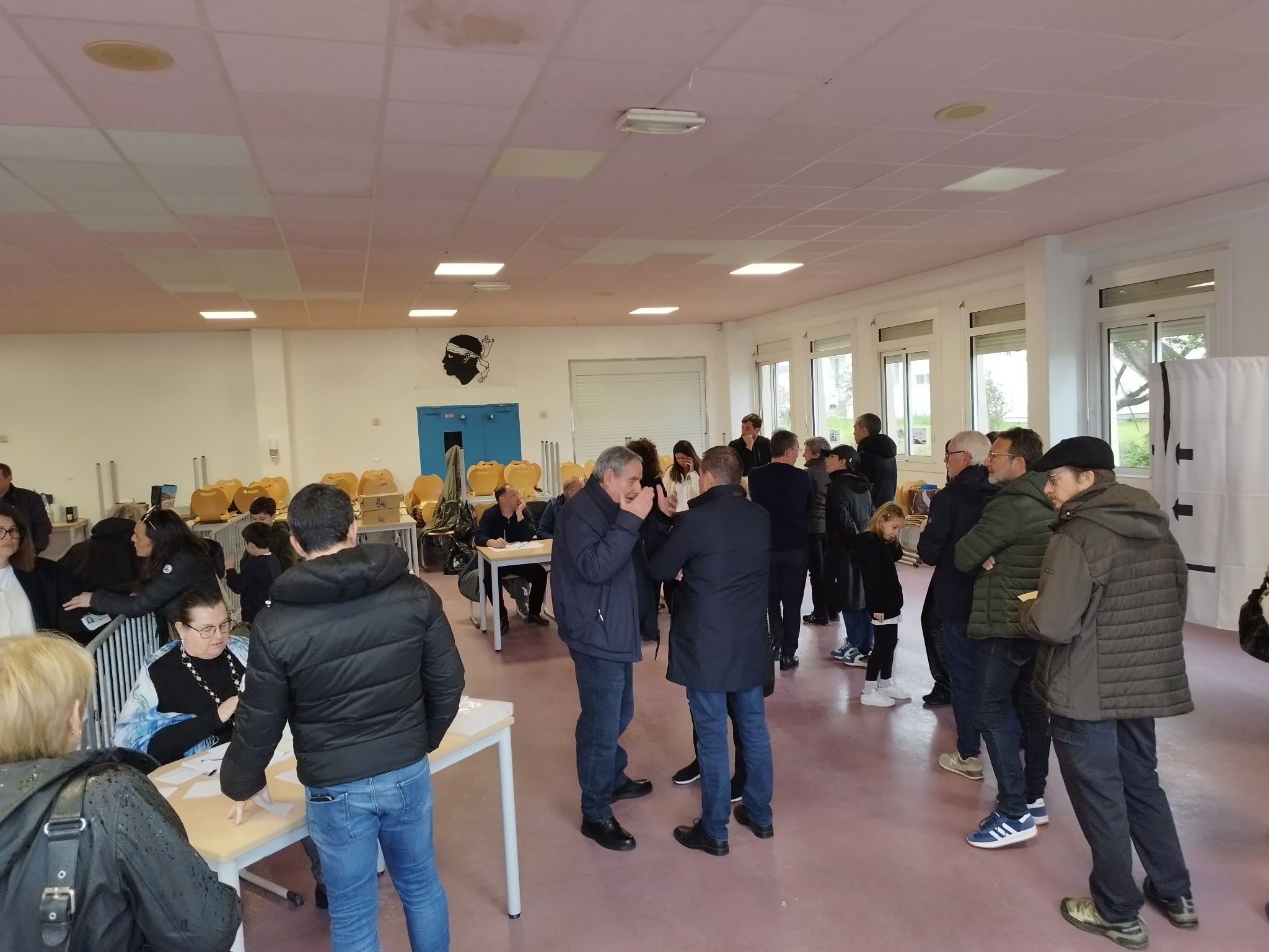 L'affluence était importante dans les bureaux de vote de Porto-Vecchio ce dimanche matin, comme ici au collège Léon Boujout (Photo : Julien Castelli)