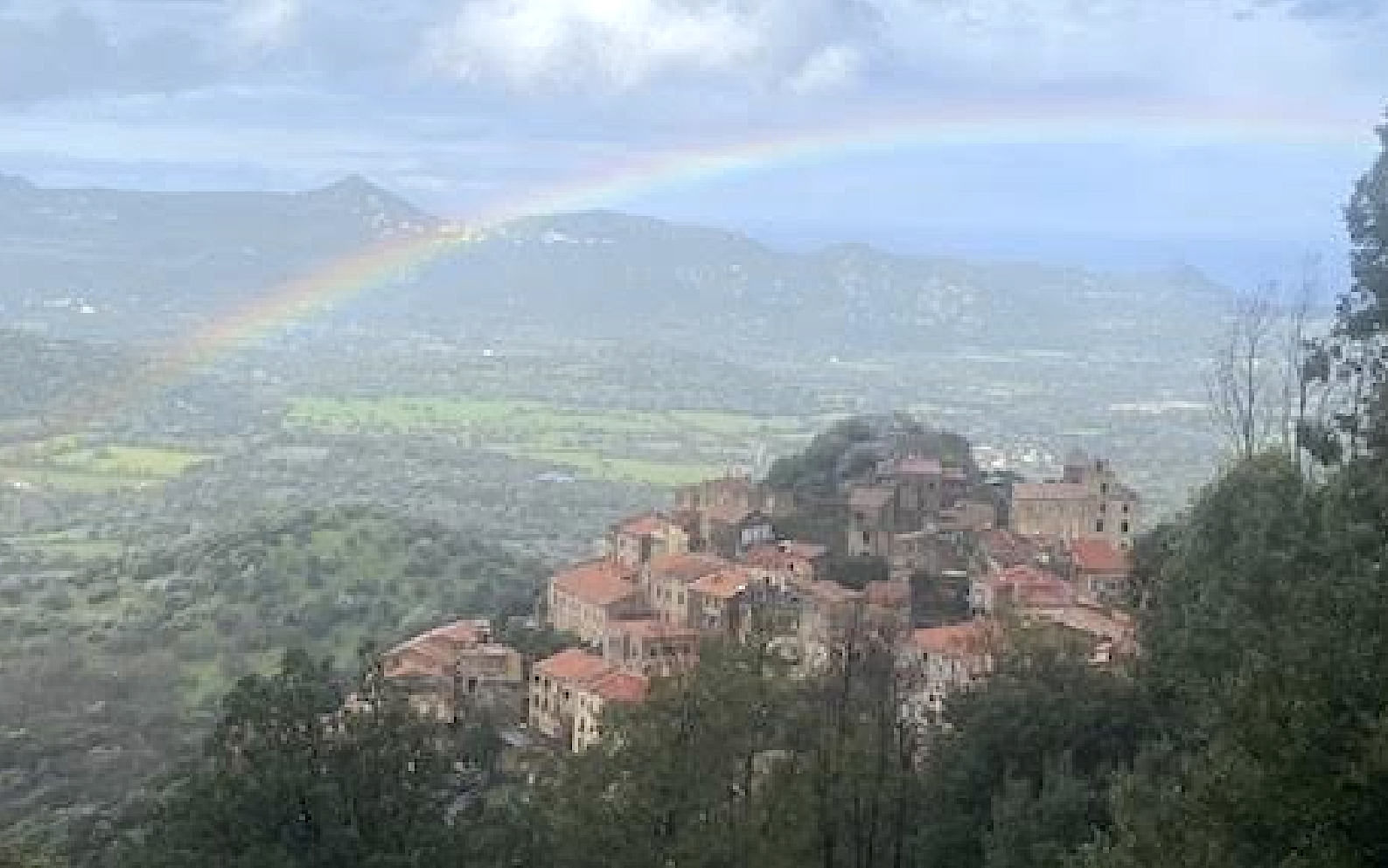 Belgodere sous l'arc-en-ciel (Pierre-Yves Berthault)