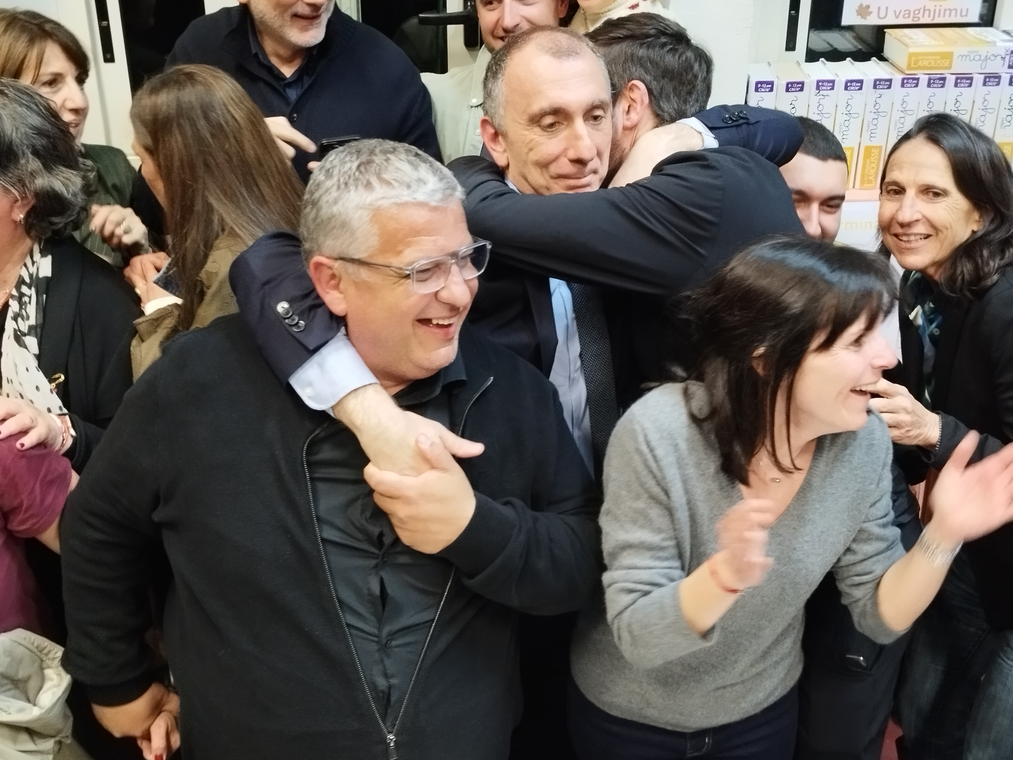 Jean-Christophe Angelini tombant dans les bras de ses colistiers, quelques minutes après avoir annoncé sa réélection dès le premier tour.