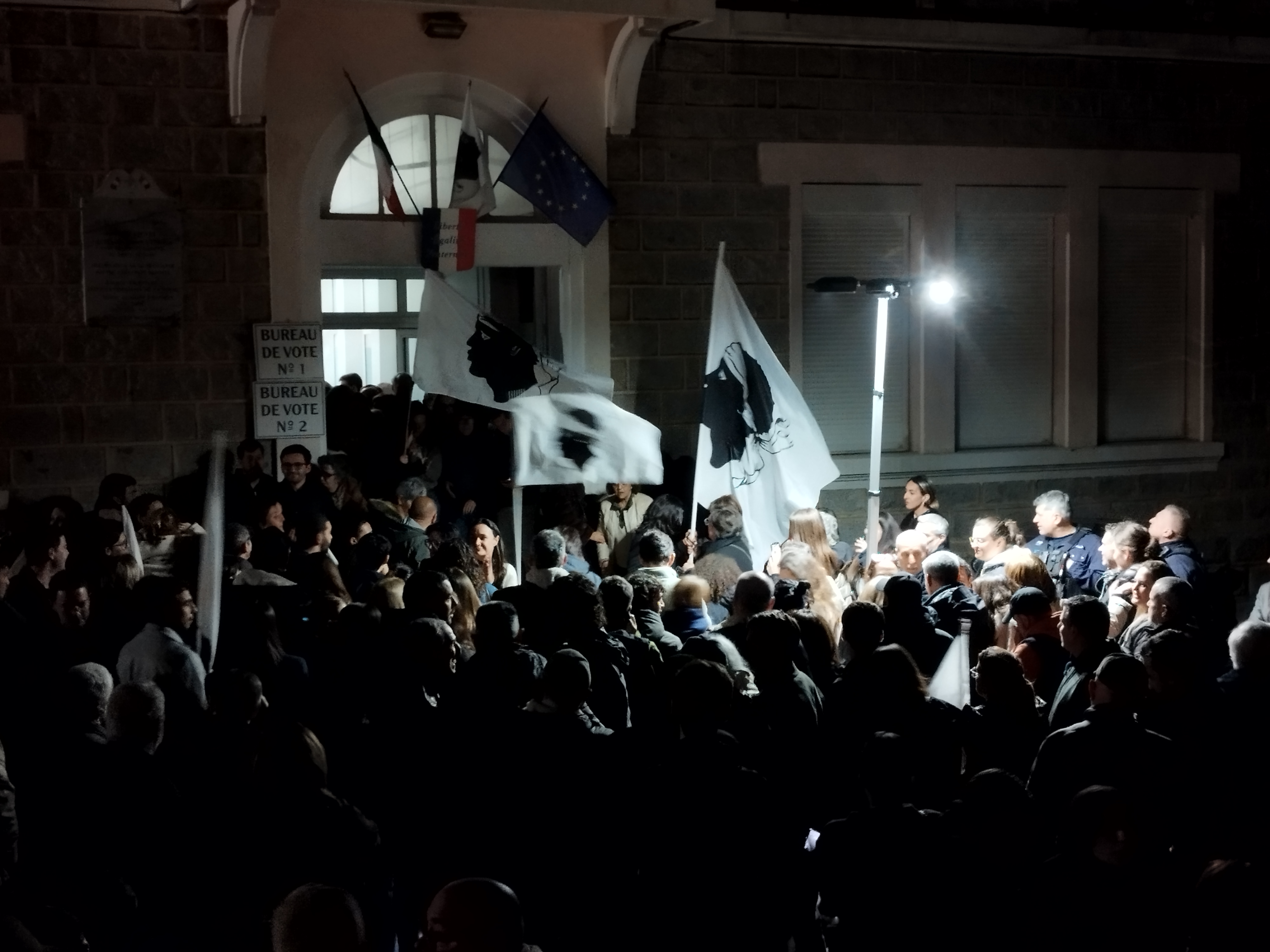 Suite à la proclamation des résultats, une foule est venue acclamer Jean-Christophe Angelini.