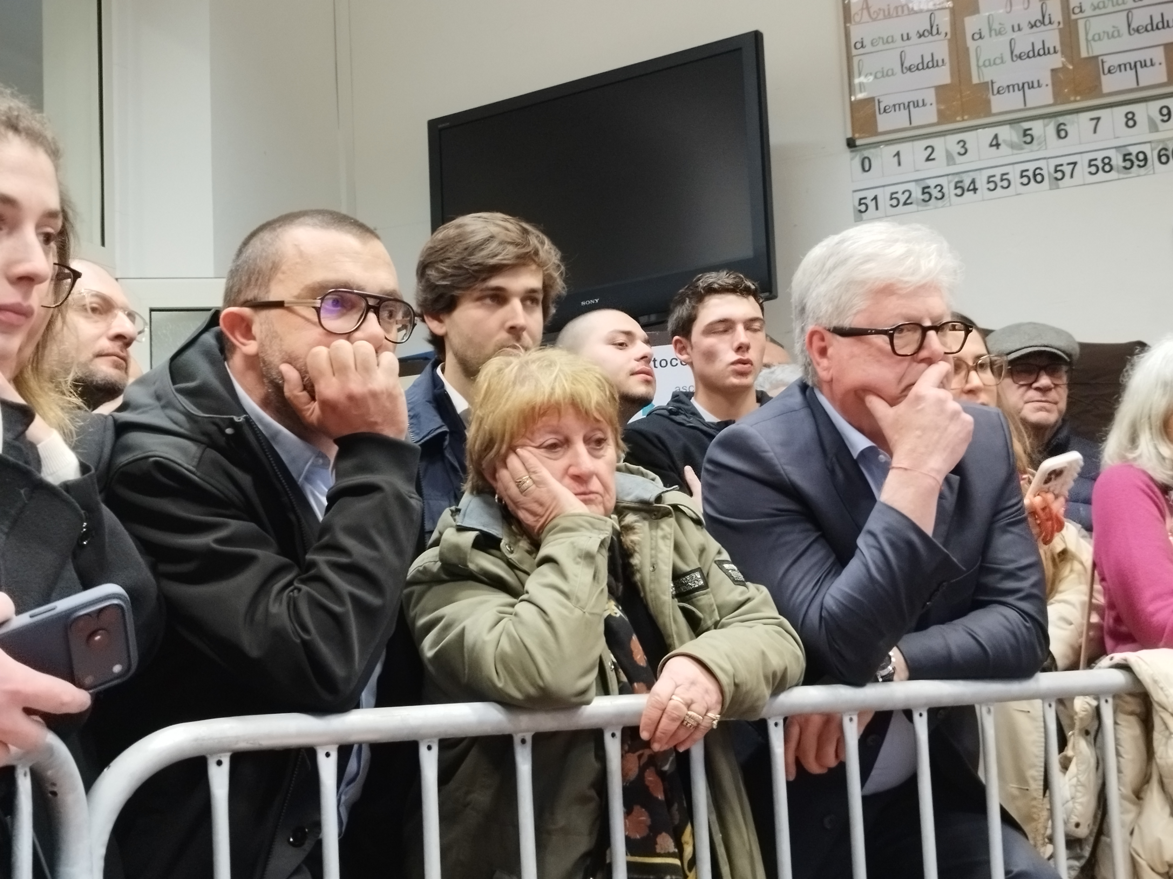 Michel Chiocca (à gauche) et Georges Mela (à droite) assistant au dépouillement des bulletins, dimanche soir à Porto-Vecchio.