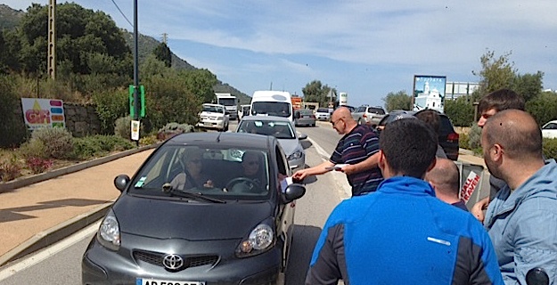 Barrage filtrant et distribution de tracts  à l'Ile-Rousse en soutien à Jean-Louis Emmanuelli