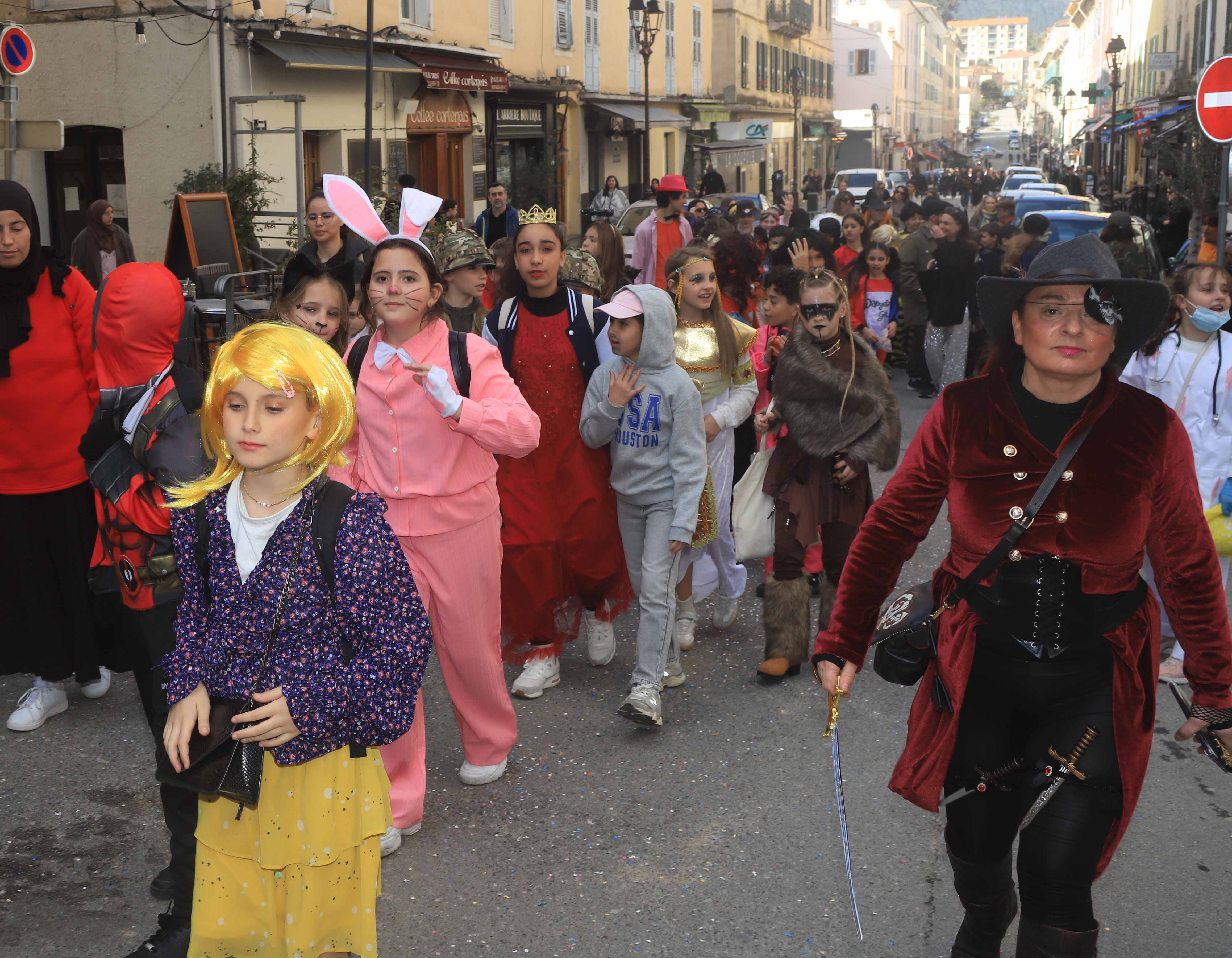Corte : La parade carnavalesque des écoliers !