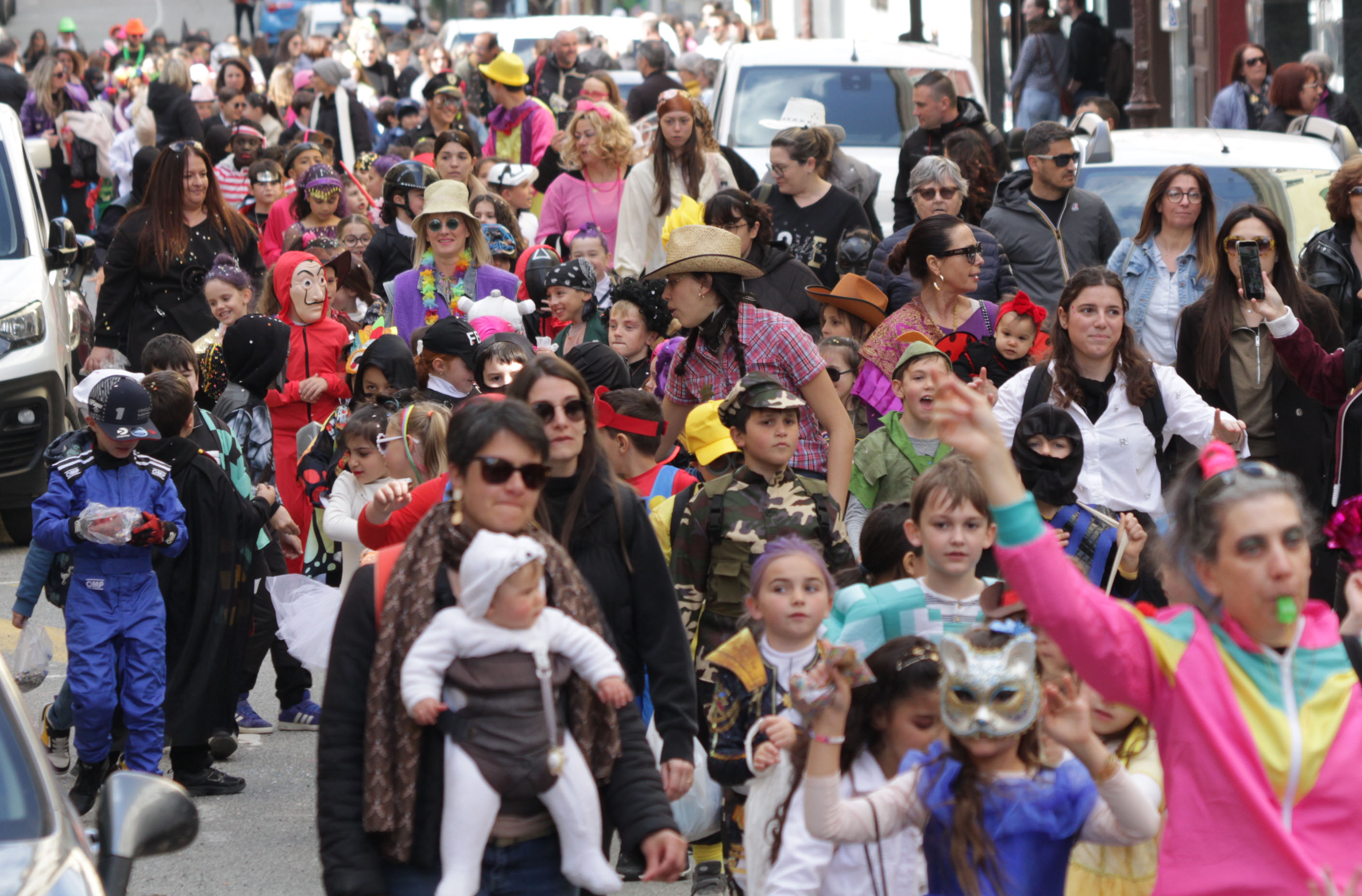 Corte : La parade carnavalesque des écoliers !