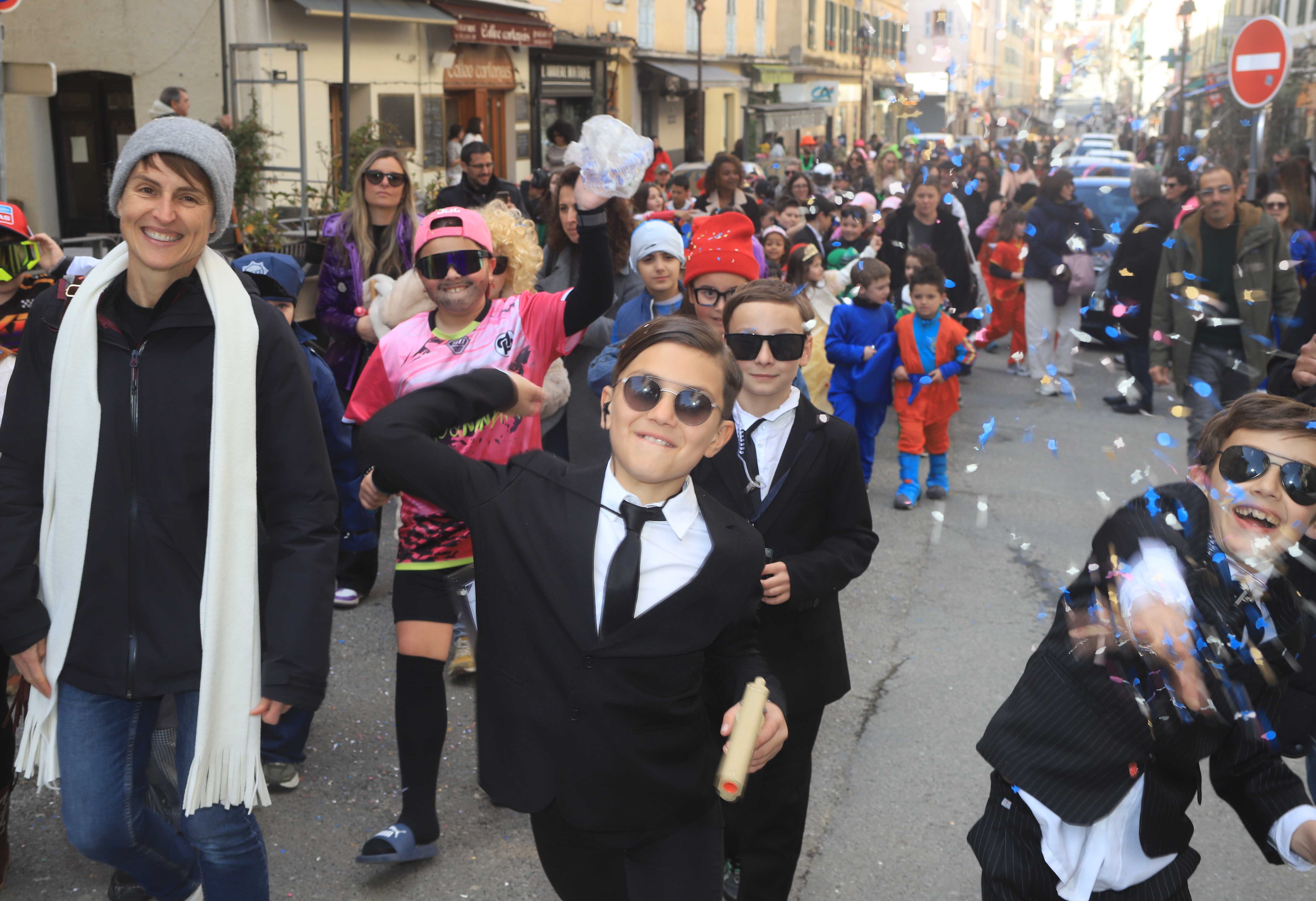 Corte : La parade carnavalesque des écoliers !
