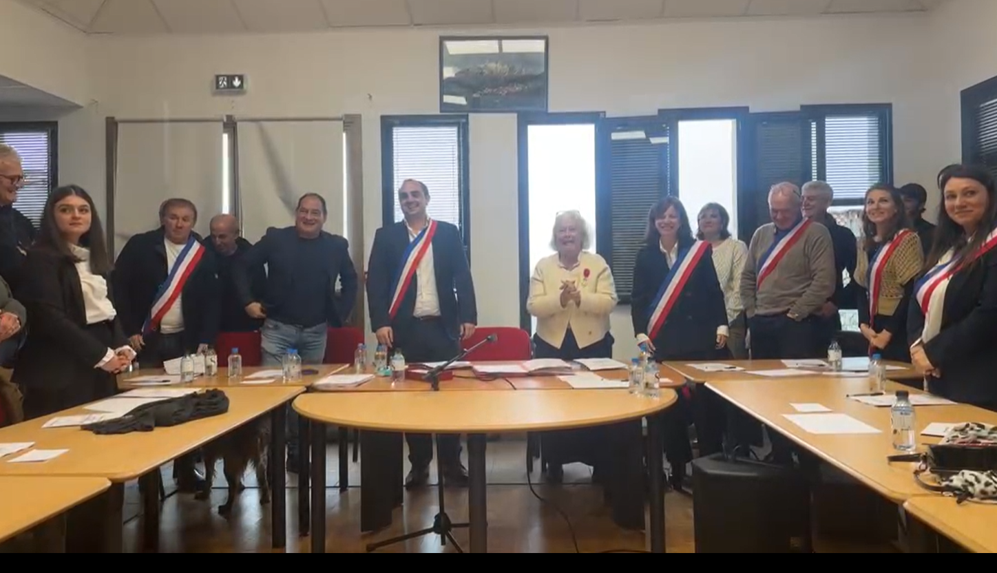 Jacky Bartoli (au centre), entouré de ses adjoints et conseillers municipaux, ce dimanche après-midi à Zonza, lors de l'installation du nouveau conseil municipal. CAPTURE D'ECRAN FACEBOOK