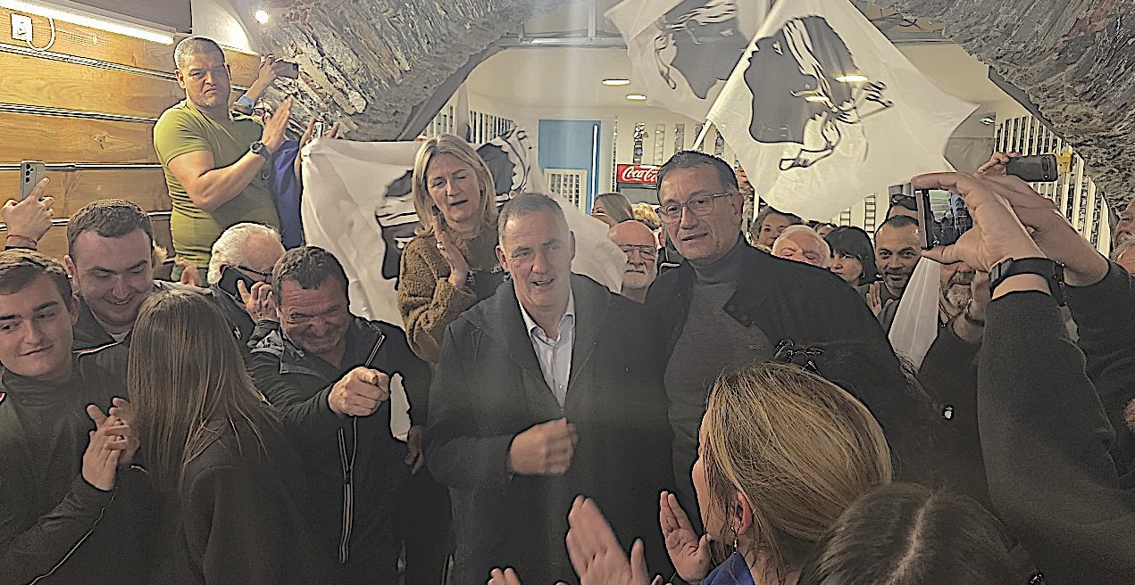 Gilles Simeoni acclamé par ses colistiers et ses soutiens lors de son élection à la mairie de Bastia. Photo Gérard Baldocchi.