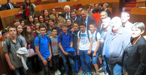 Les collégiens de la classe de cinquième bilingue de Corte avec les présidents de l'Exécutif et de l'Assemblée de Corse et des conseillers territoriaux..