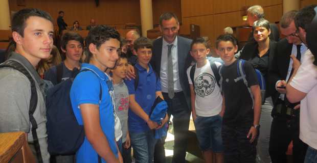 Les collégiens avec le président de l'Exécutif.