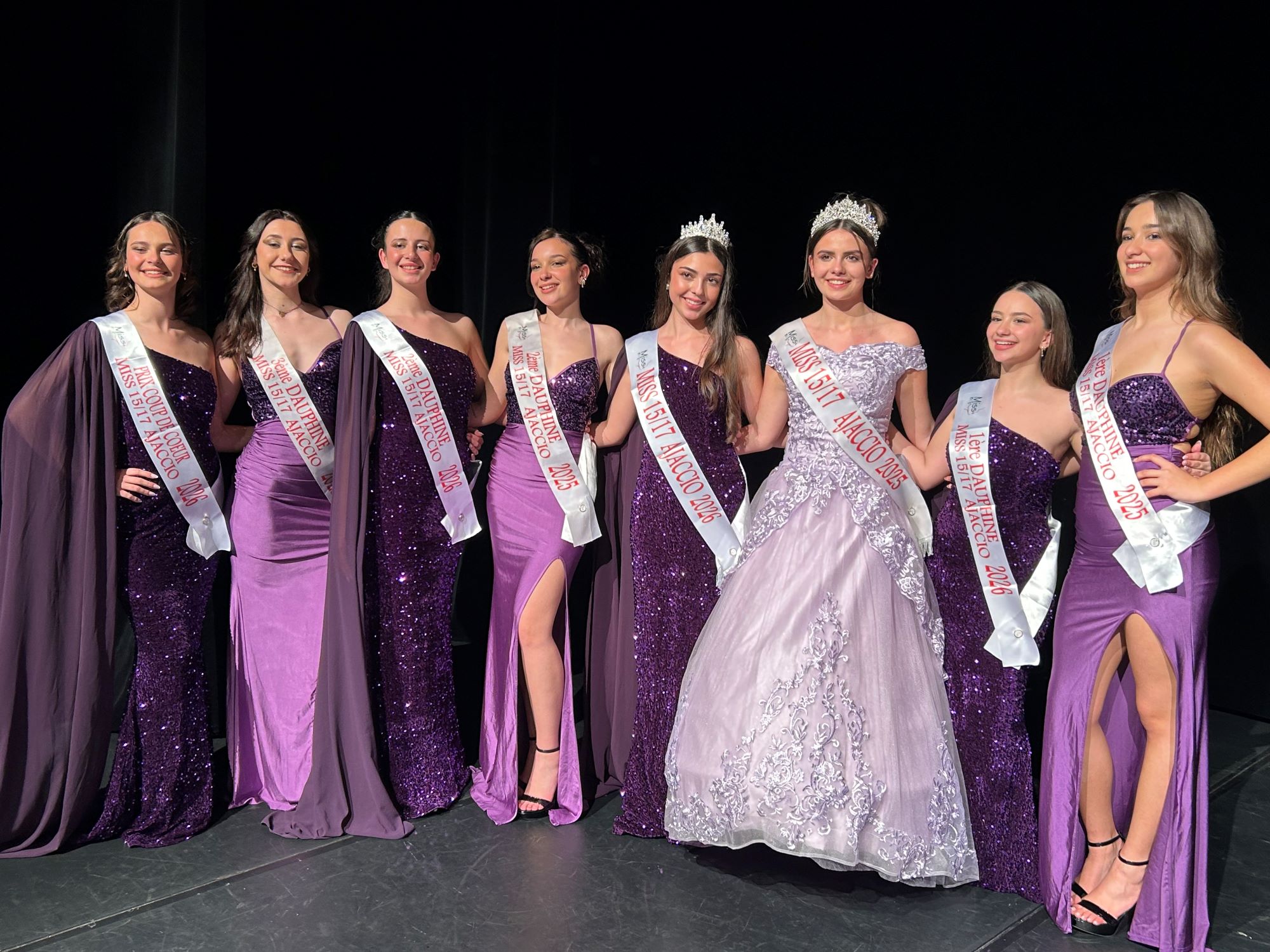 Elodie Castelotti Cauvin a été sacrée Miss 15/17 Ajaccio, 1ère Dauphine Livia Di Menza, 2ème Dauphine Giovanna Saccu, prix coup de coeur Mahelyne Da Silva entourées des titrées 2025.