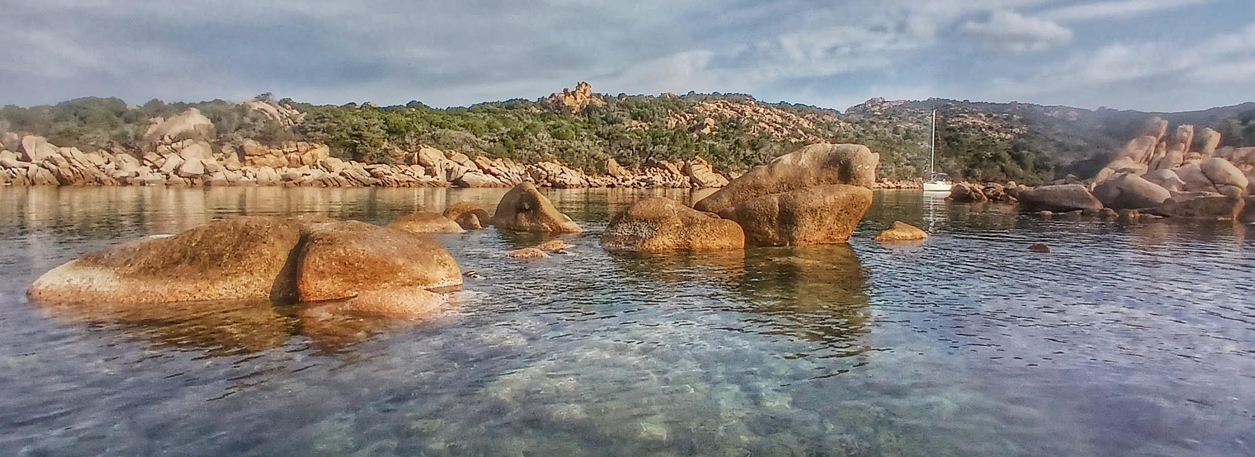 A màghjina - Cala Longa, trà mare chjaru è petre eterne