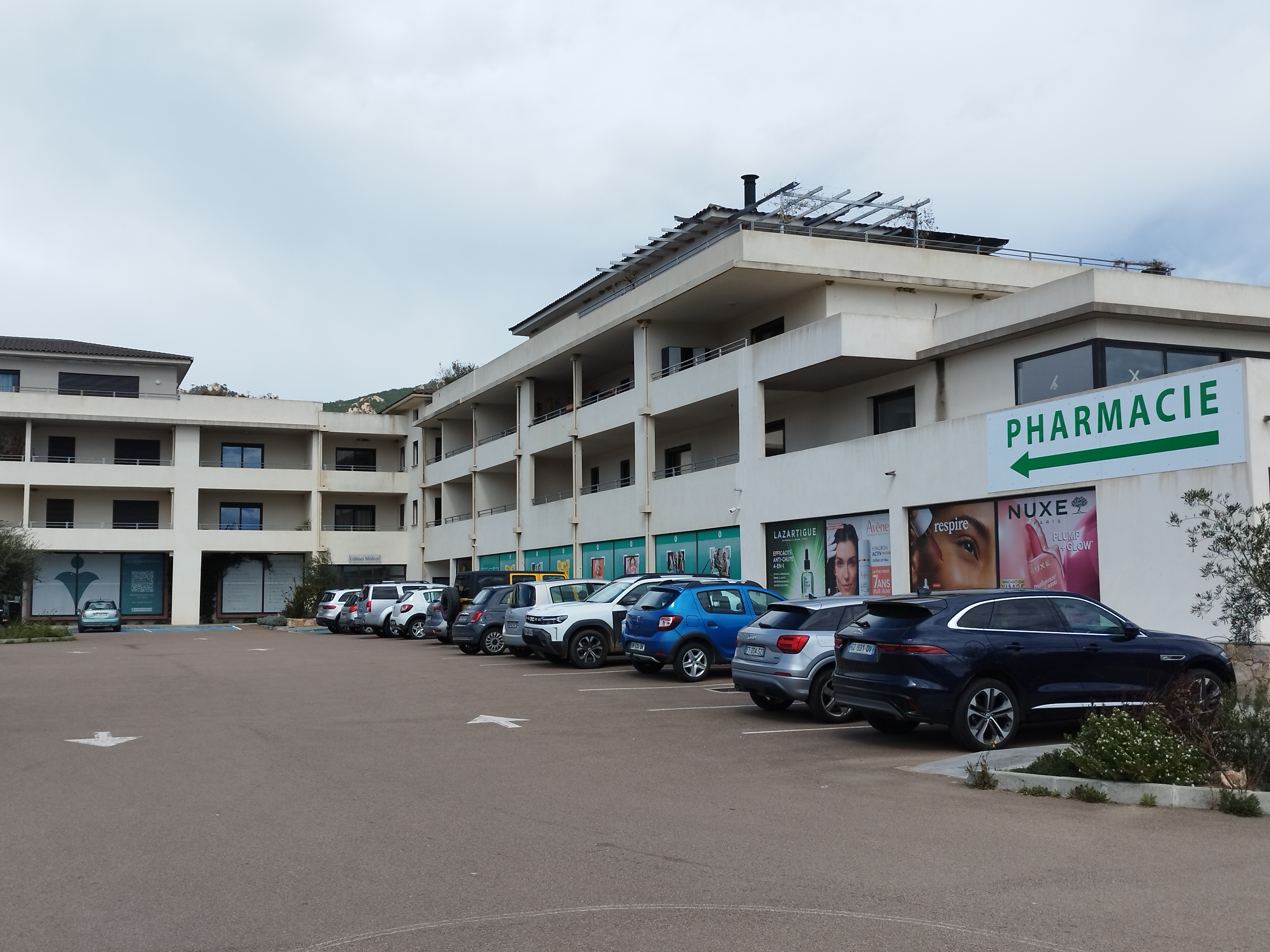 L'espace Poggiarelli, ensemble immobilier construit par Jacky Bartoli, accueille la pharmacie de ce dernier et un cabinet de médecine libéral.