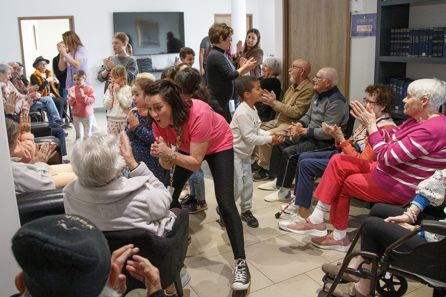 Yoga du rire : quand maternelles et seniors partagent un moment à Borgo