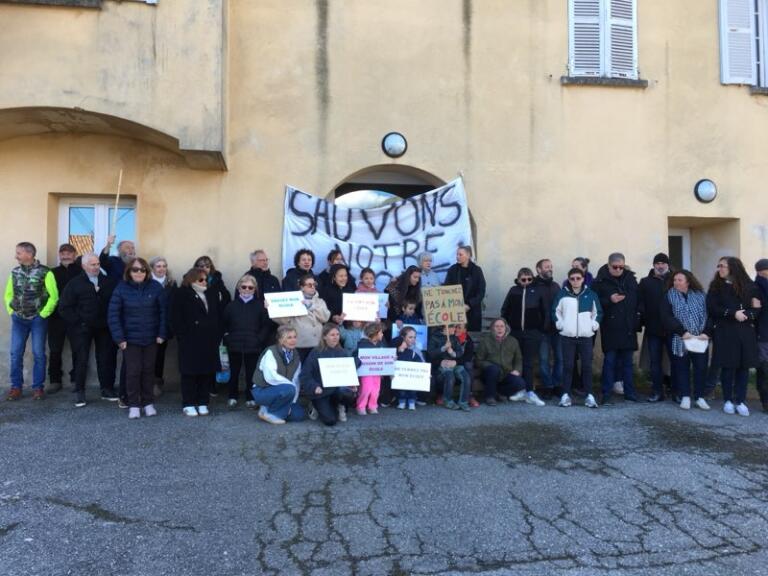 Vivario - Mobilisation pour sauver l'école du village