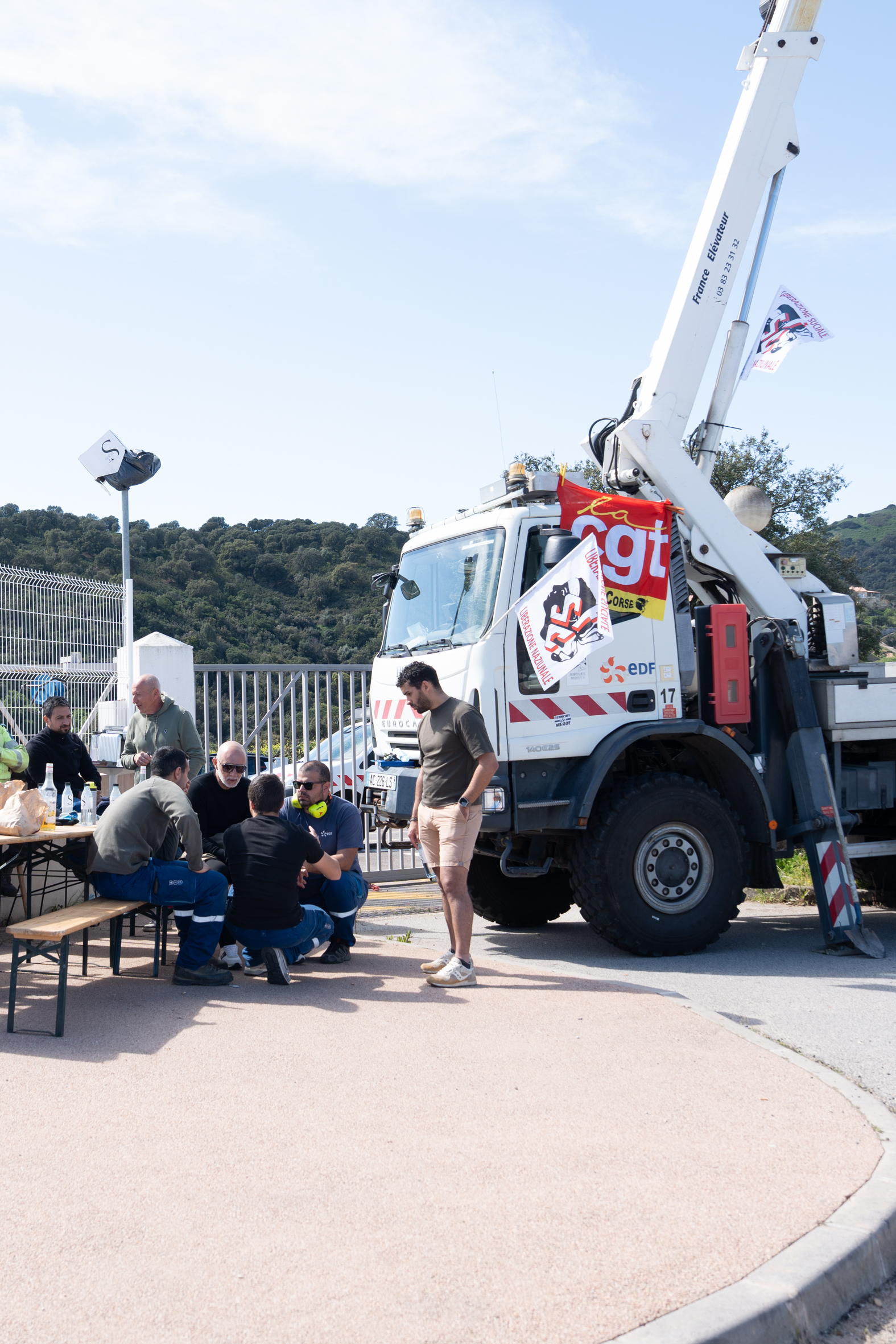 À Ajaccio et Bastia, le STC et la CGT bloquent des sites d'EDF afin de protester contre la nouvelle organisation du temps de travail
