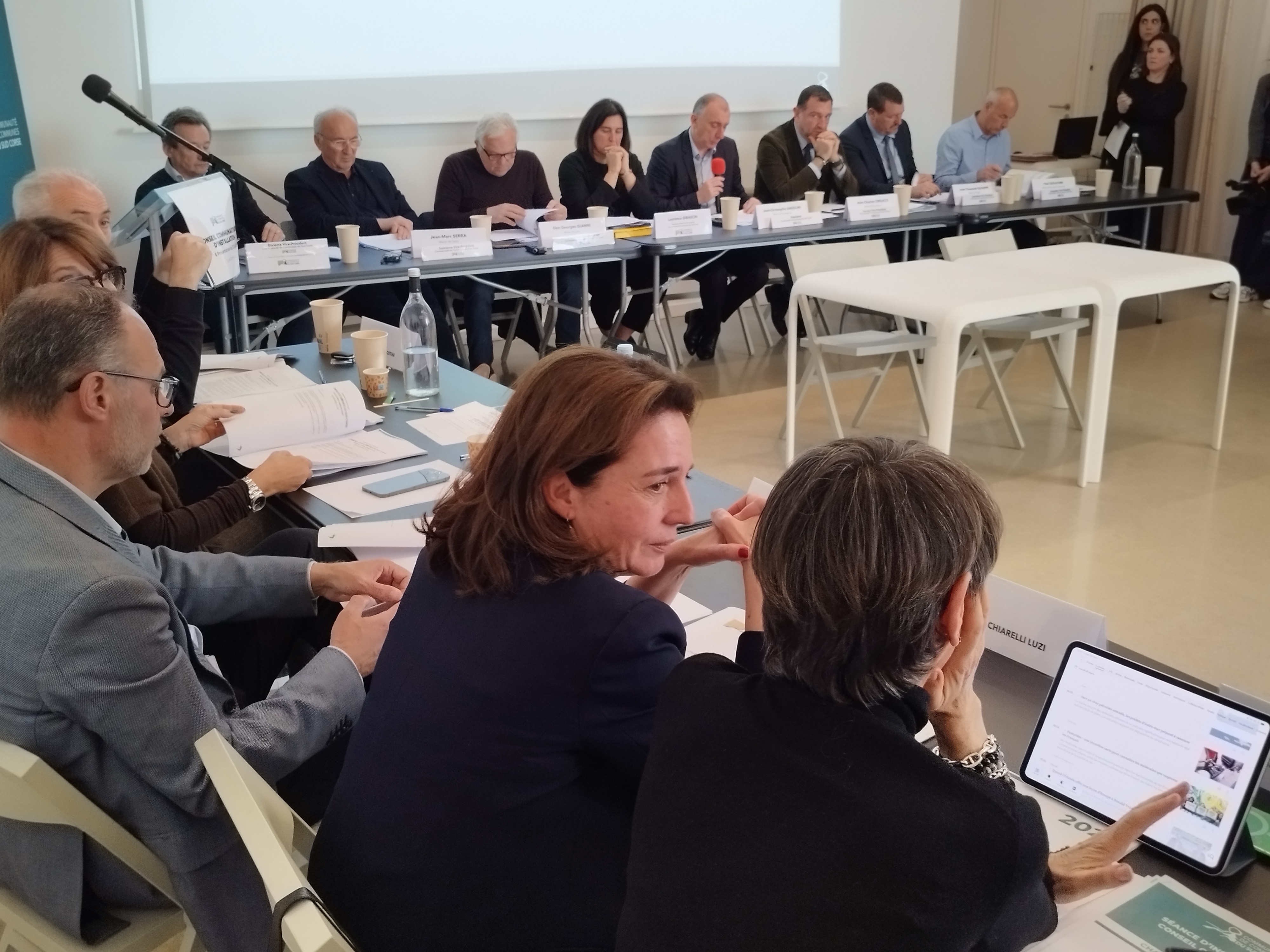 Au fond, le nouveau bureau exécutif de la communauté de communes du Sud-Corse, autour de son président réélu Jean-Christophe Angelini