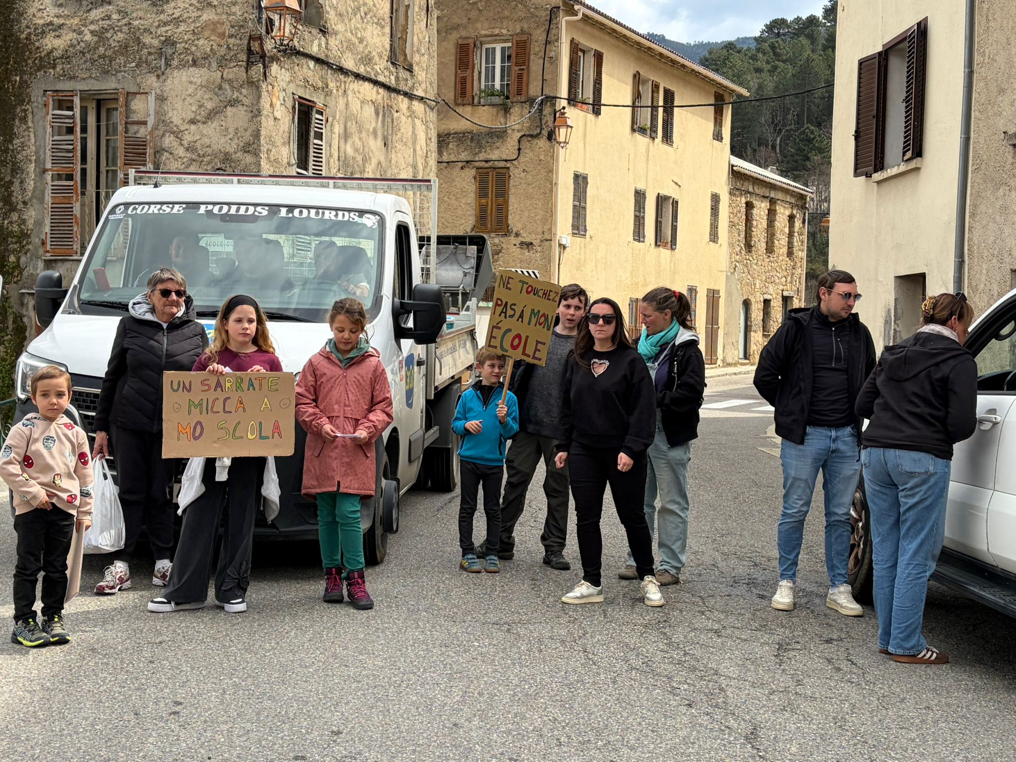 Mobilisation pour maintenir l'école de Vivario