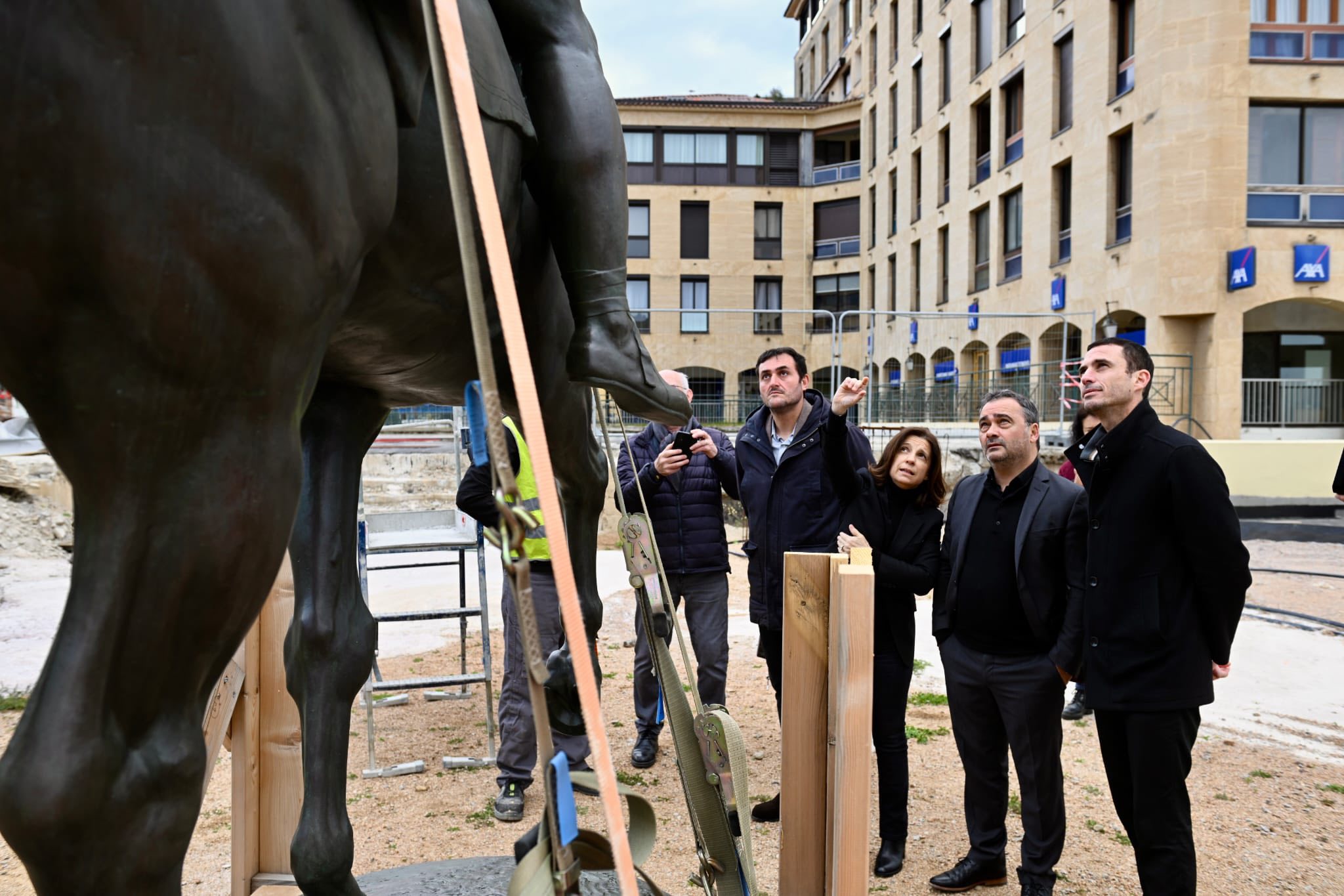 Ajaccio : Fidèle à l’esprit de Viollet-le-Duc, la statue de Napoléon et ses frères retrouve son regard vers la mer