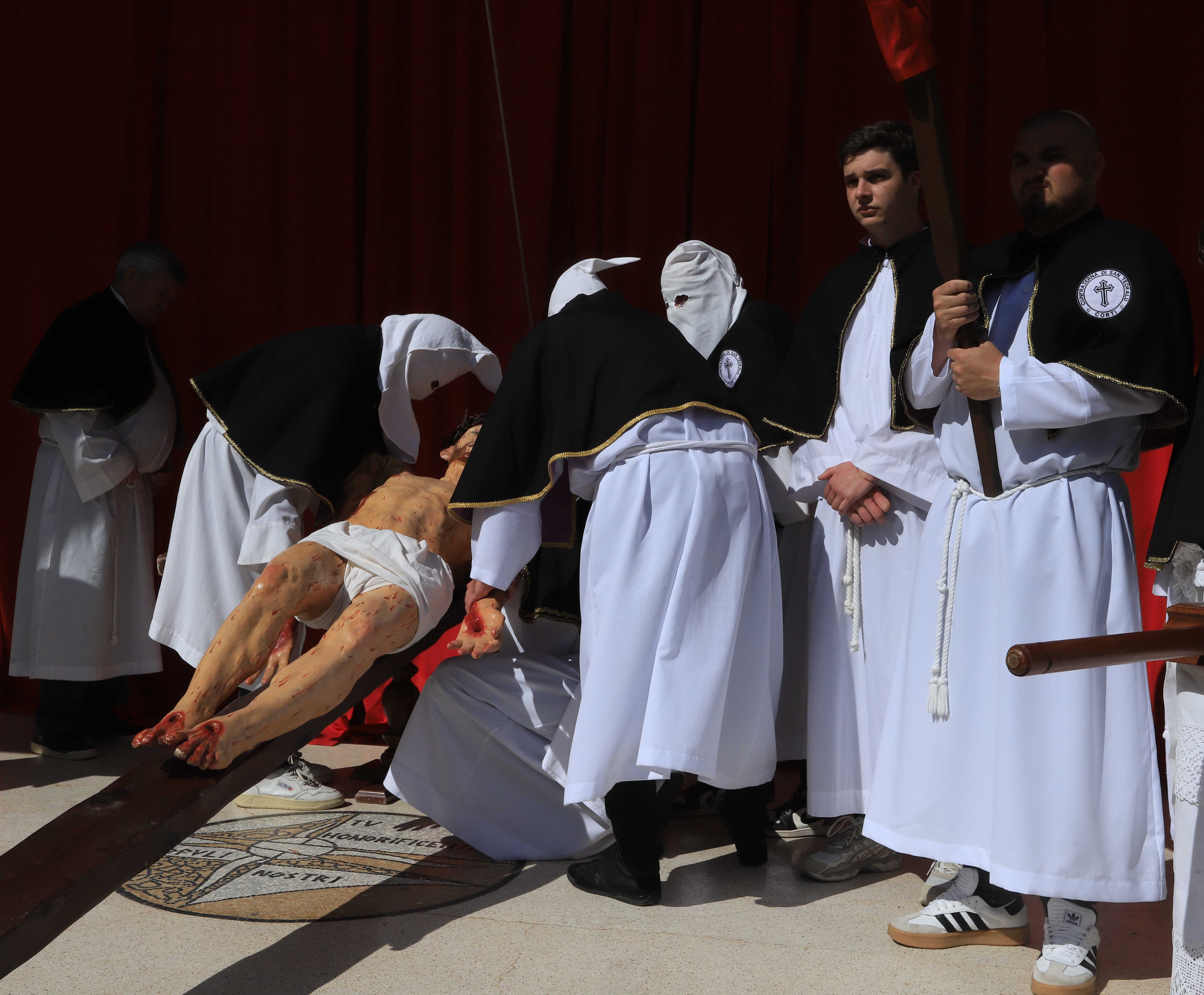 Vendredi saint : A Corte, le Christ est mis en croix !