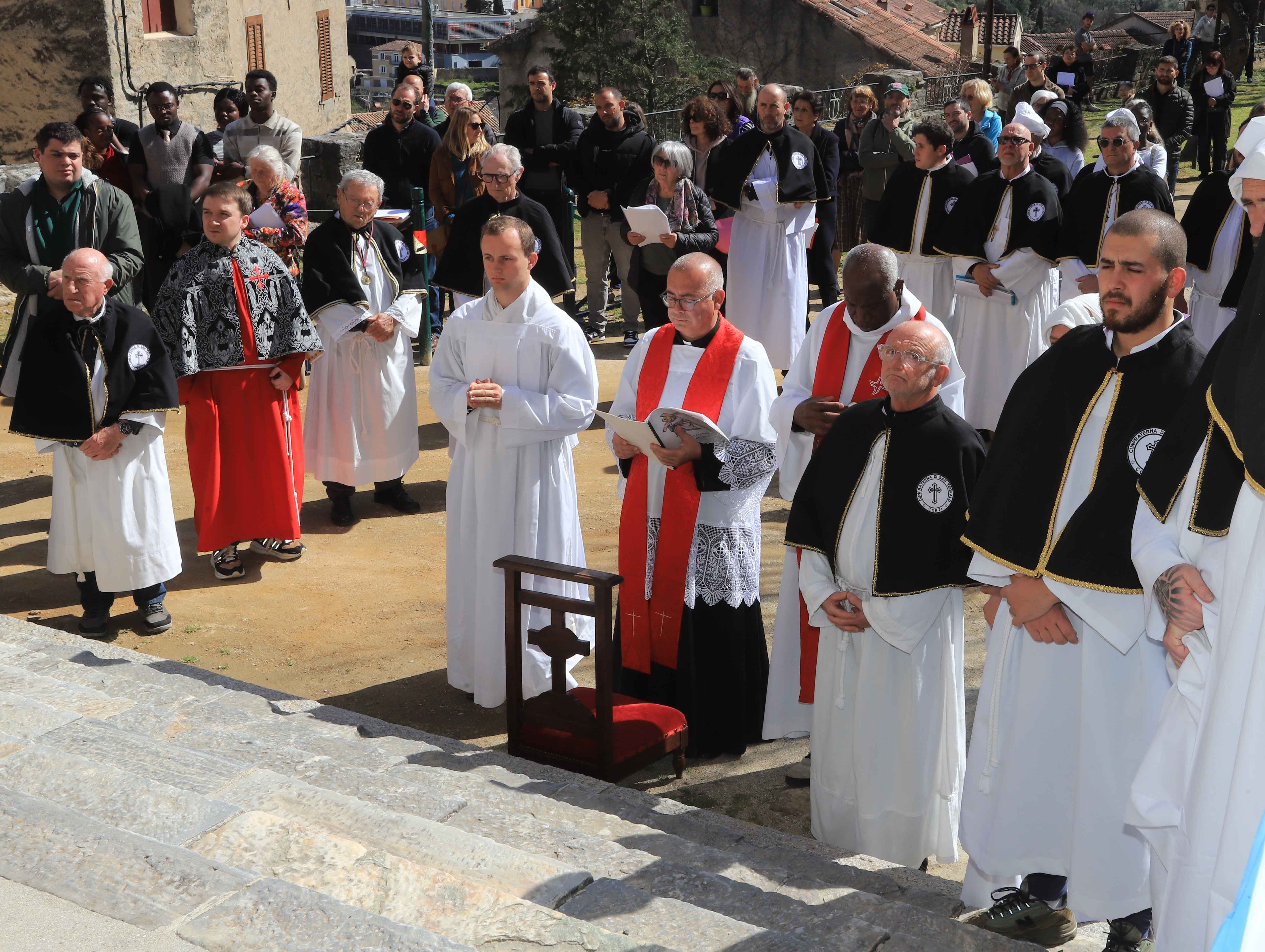 Vendredi saint : A Corte, le Christ est mis en croix !