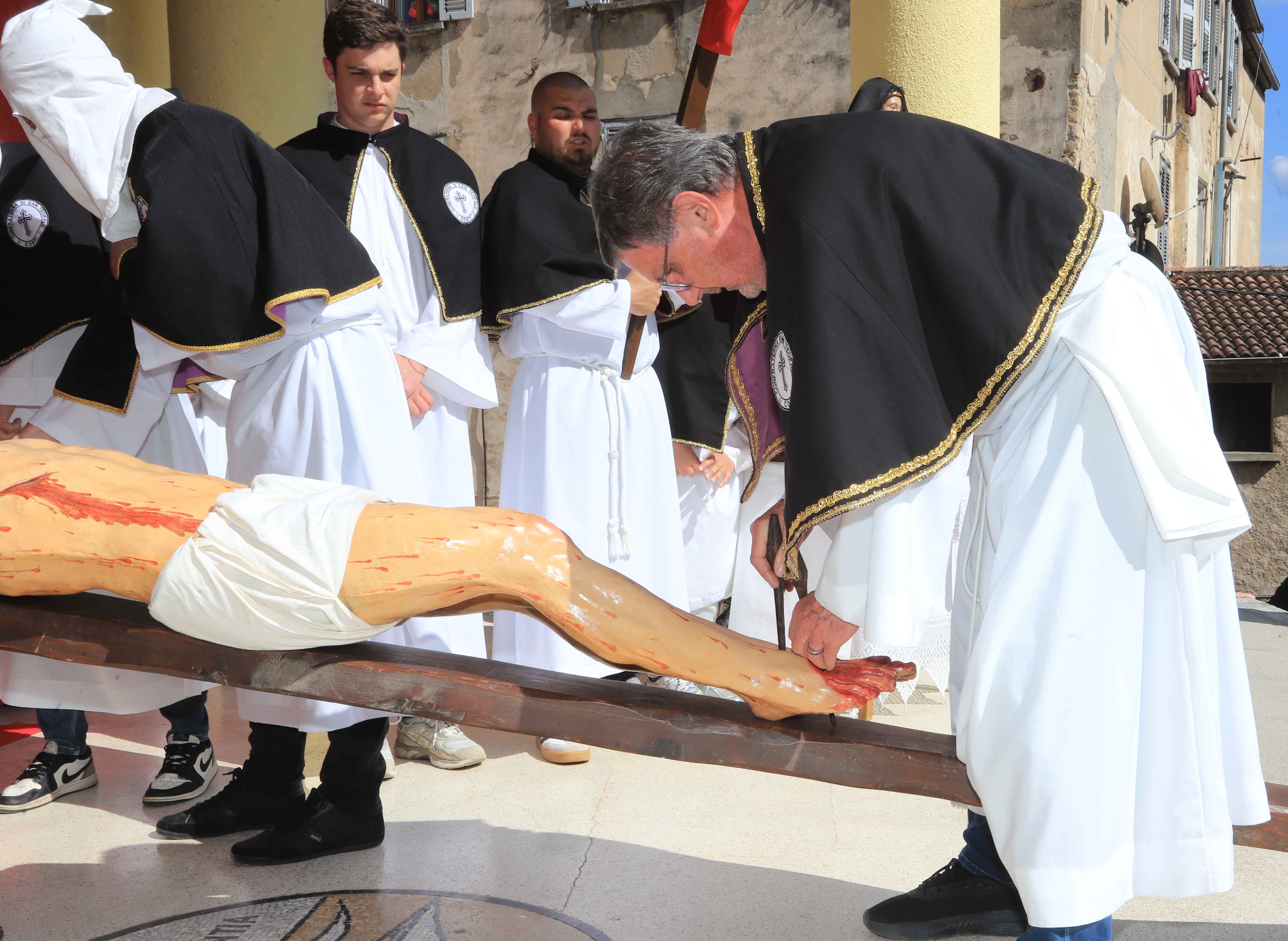 Vendredi saint : A Corte, le Christ est mis en croix !